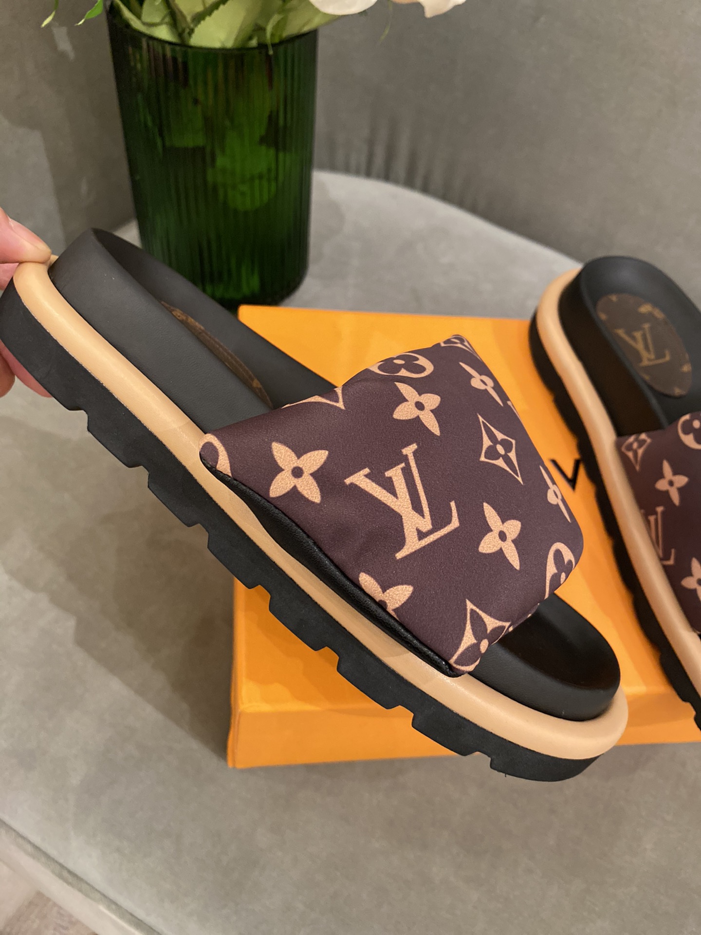l**is V*t*n sandals