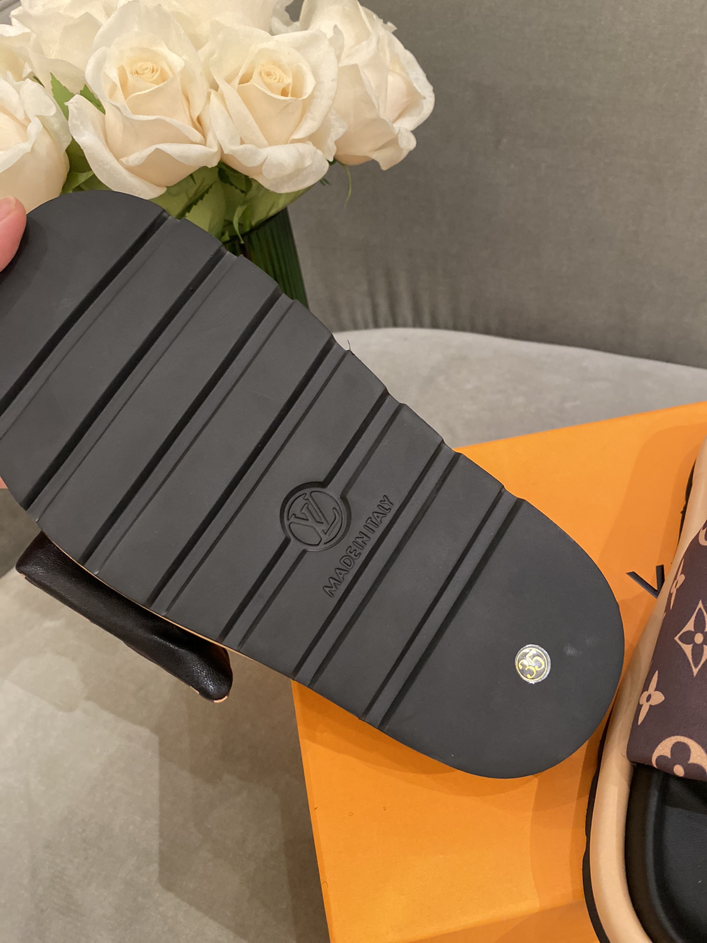 l**is V*t*n sandals