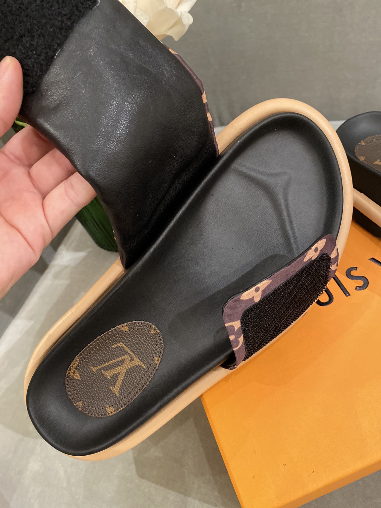 l**is V*t*n sandals