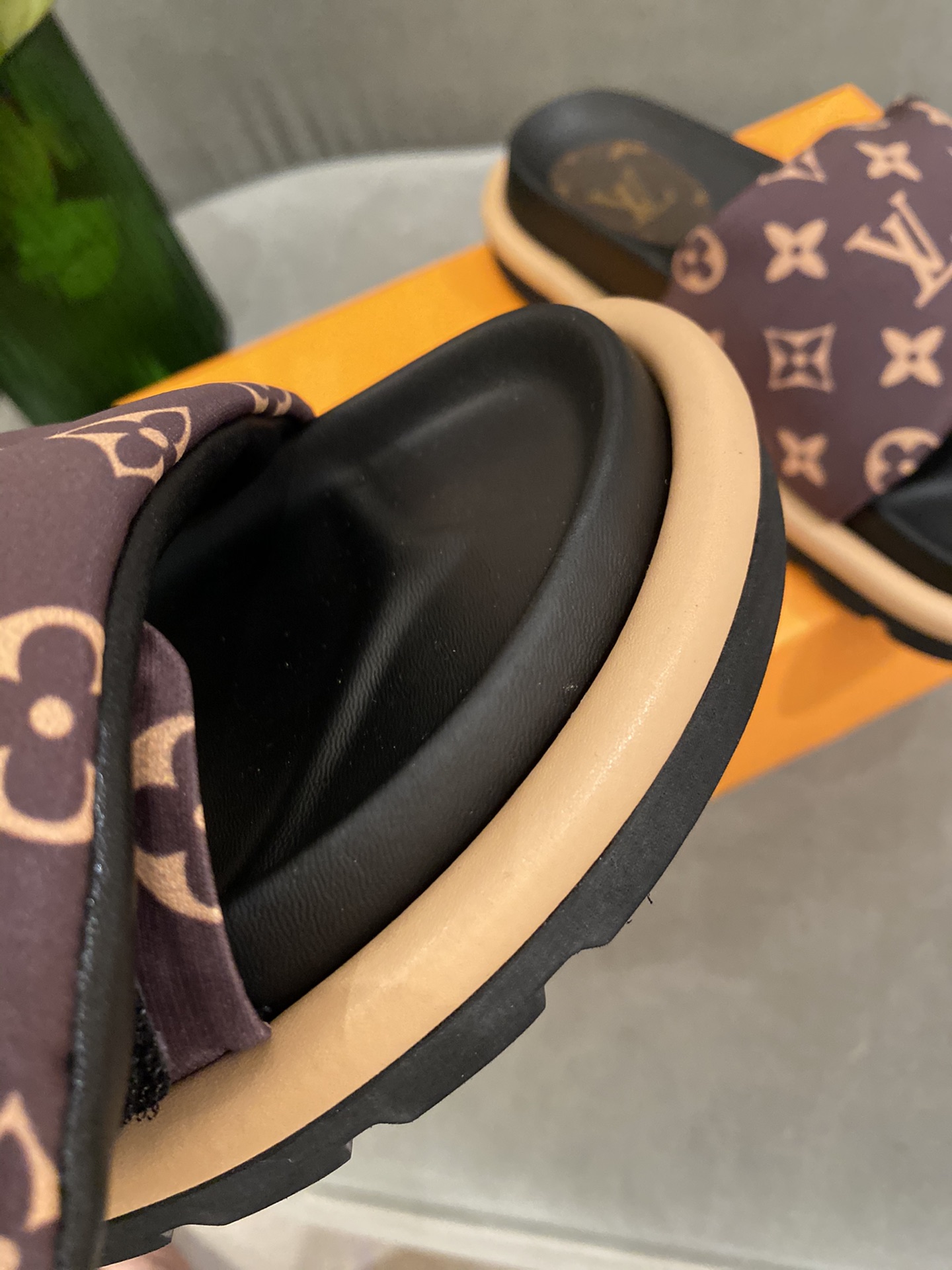 l**is V*t*n sandals