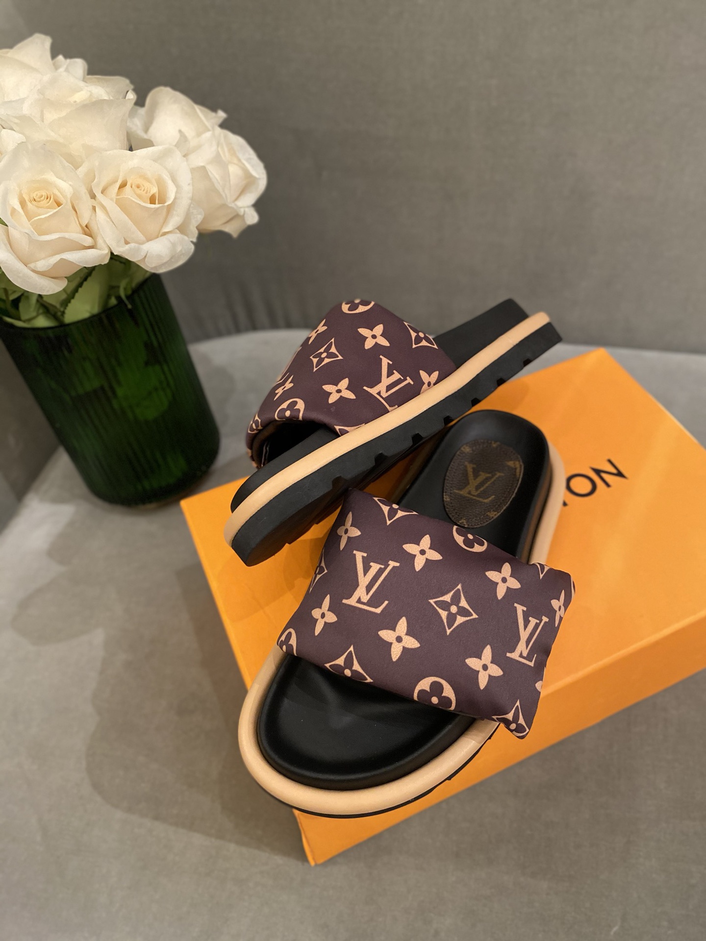 l**is V*t*n sandals