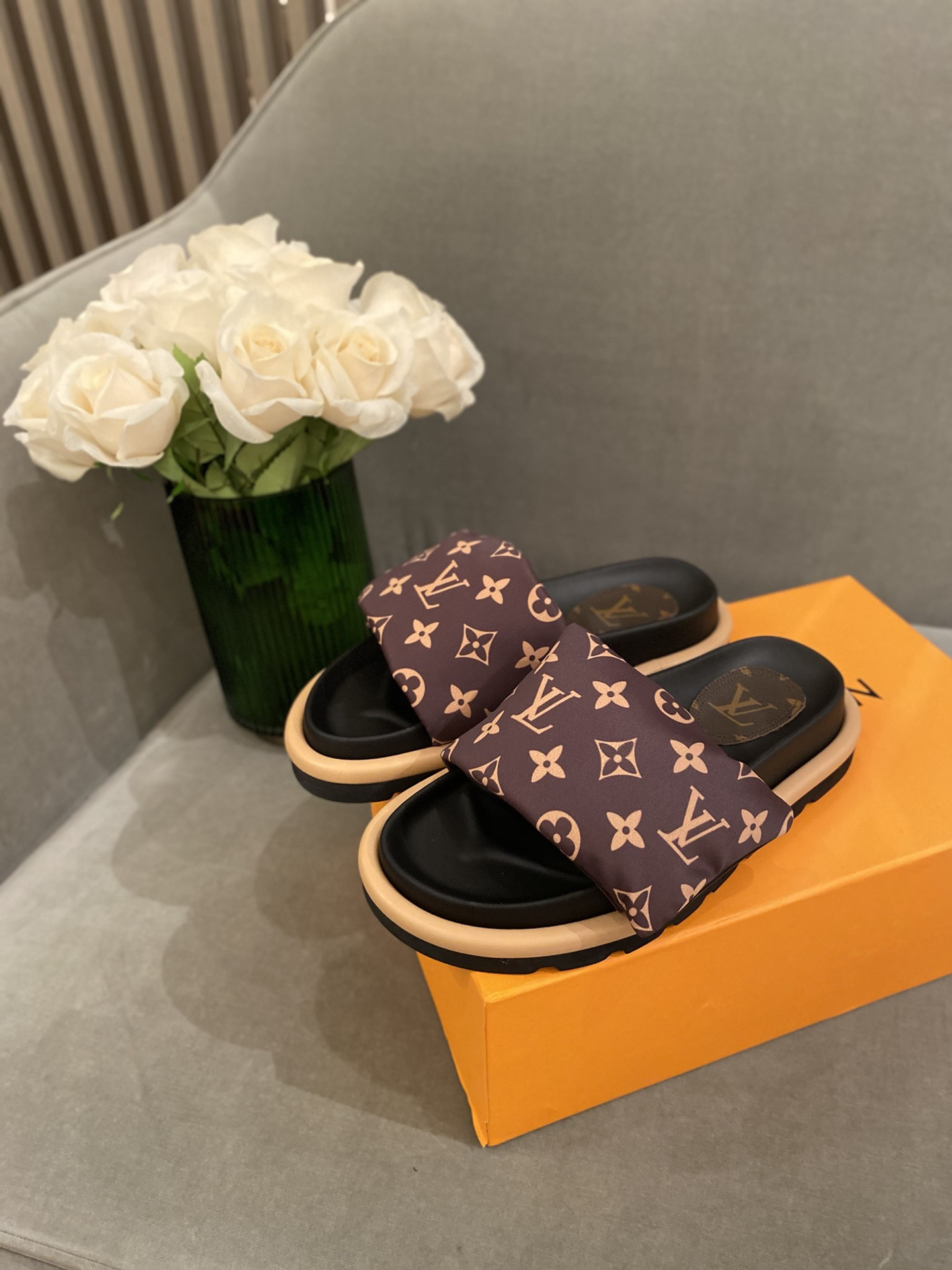 l**is V*t*n sandals