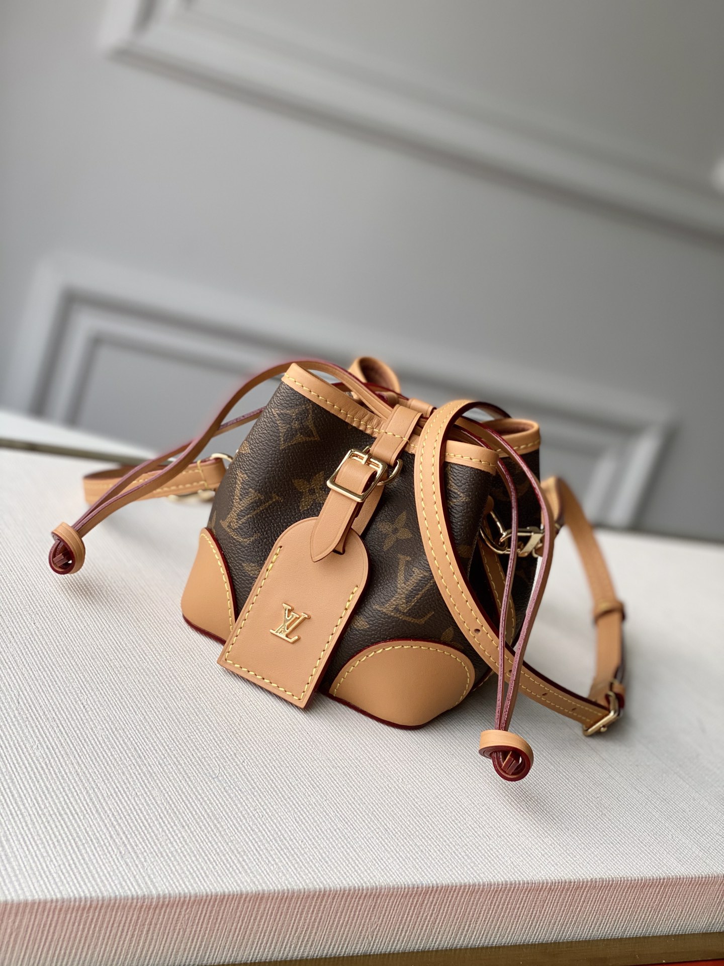 l**is V*t*n mini bucket-12*12*12cm