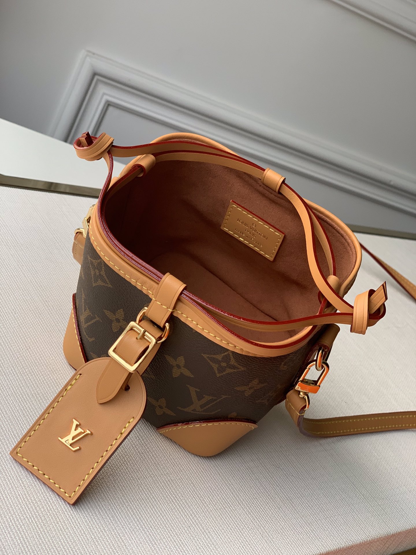 l**is V*t*n mini bucket-12*12*12cm