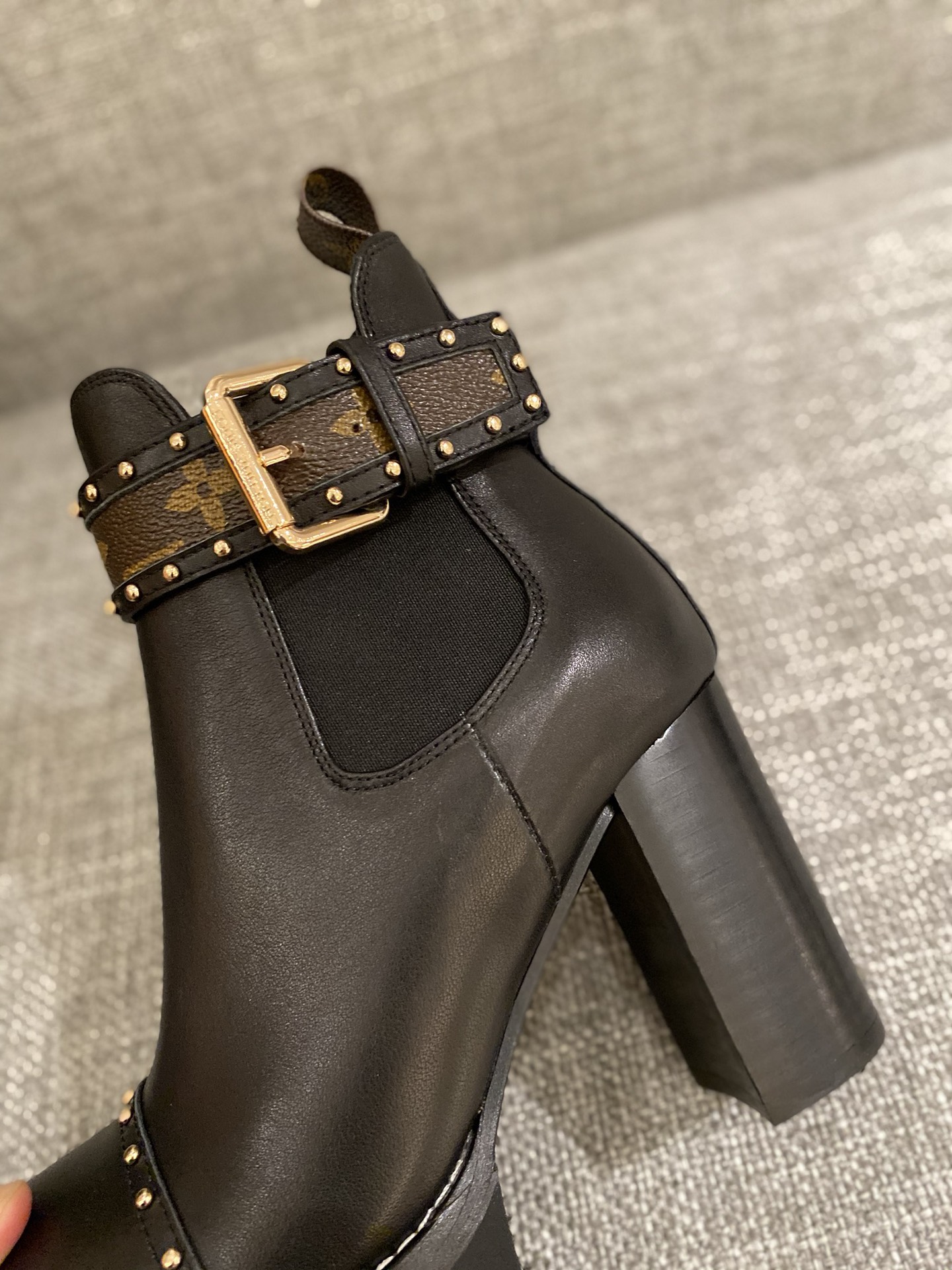 l**is V*t*n boots