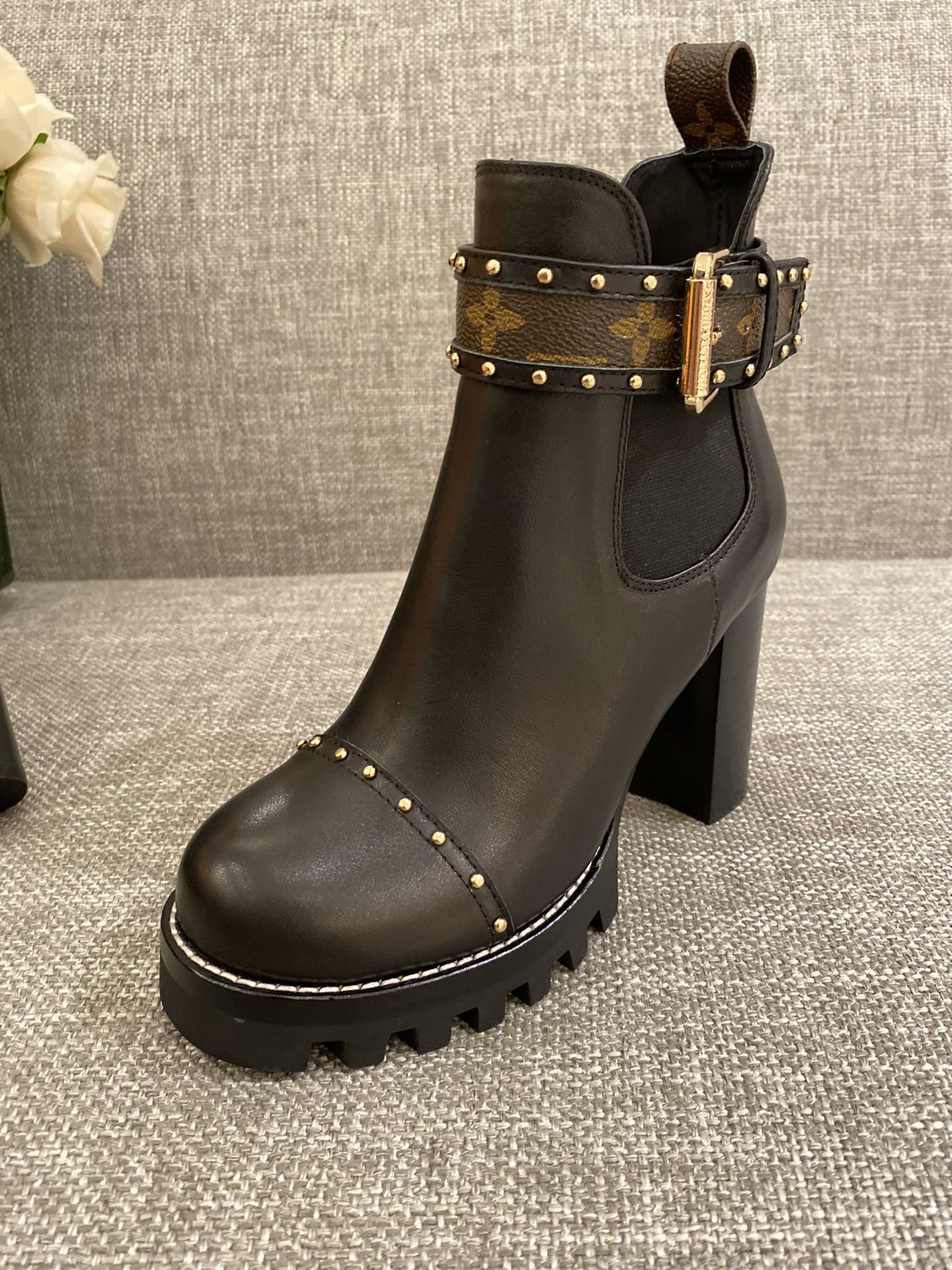 l**is V*t*n boots