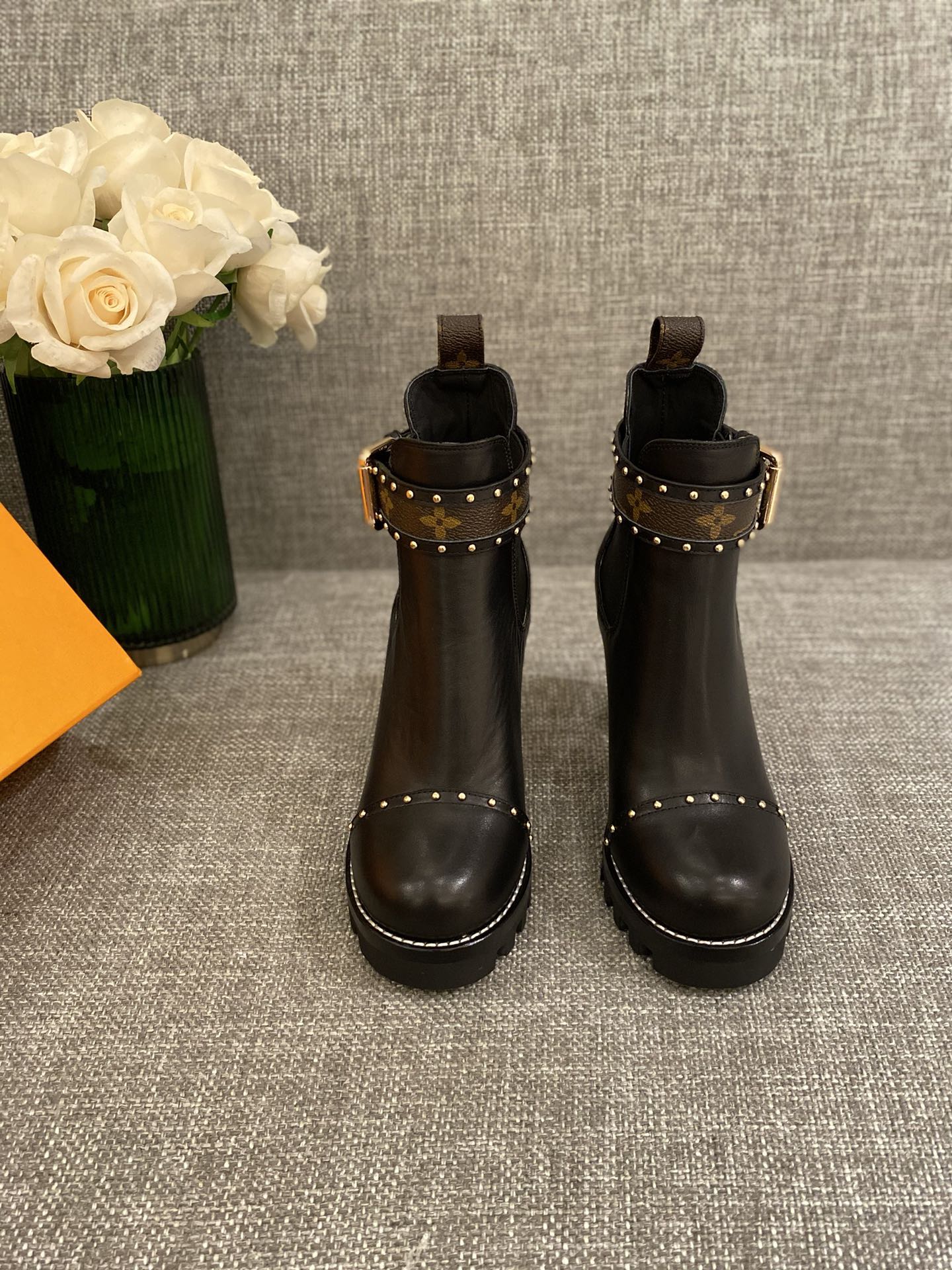 l**is V*t*n boots