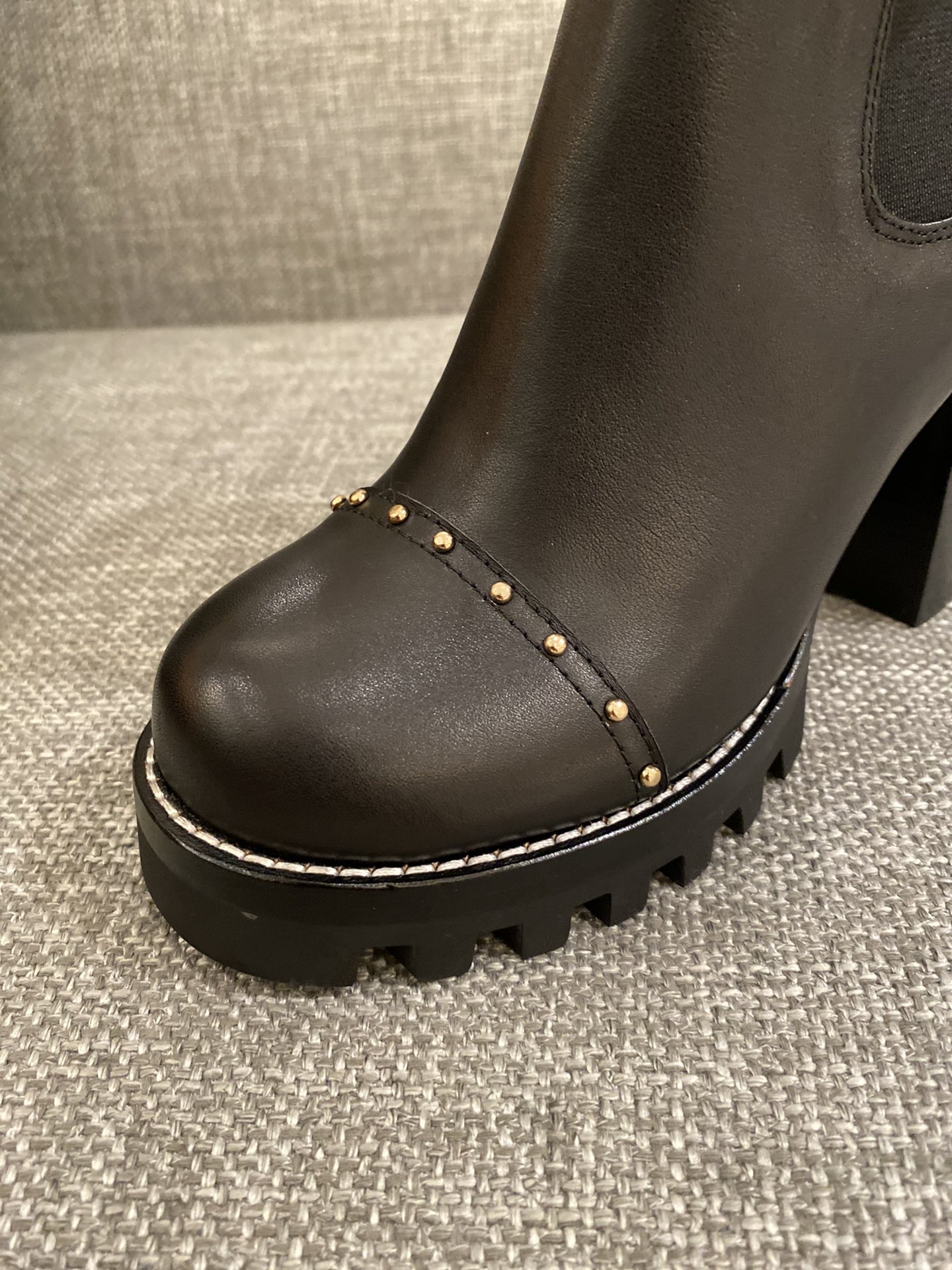 l**is V*t*n boots