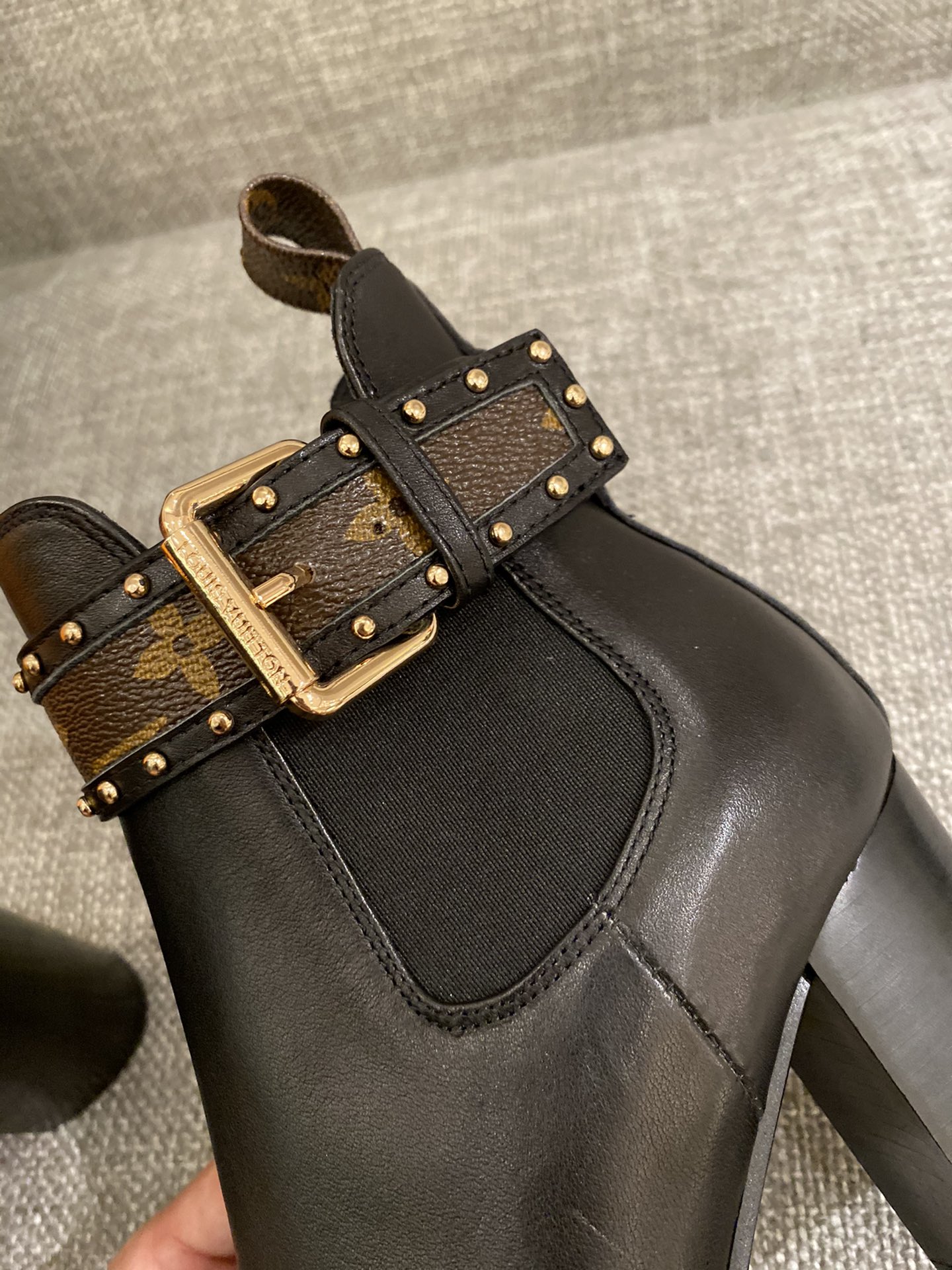 l**is V*t*n boots