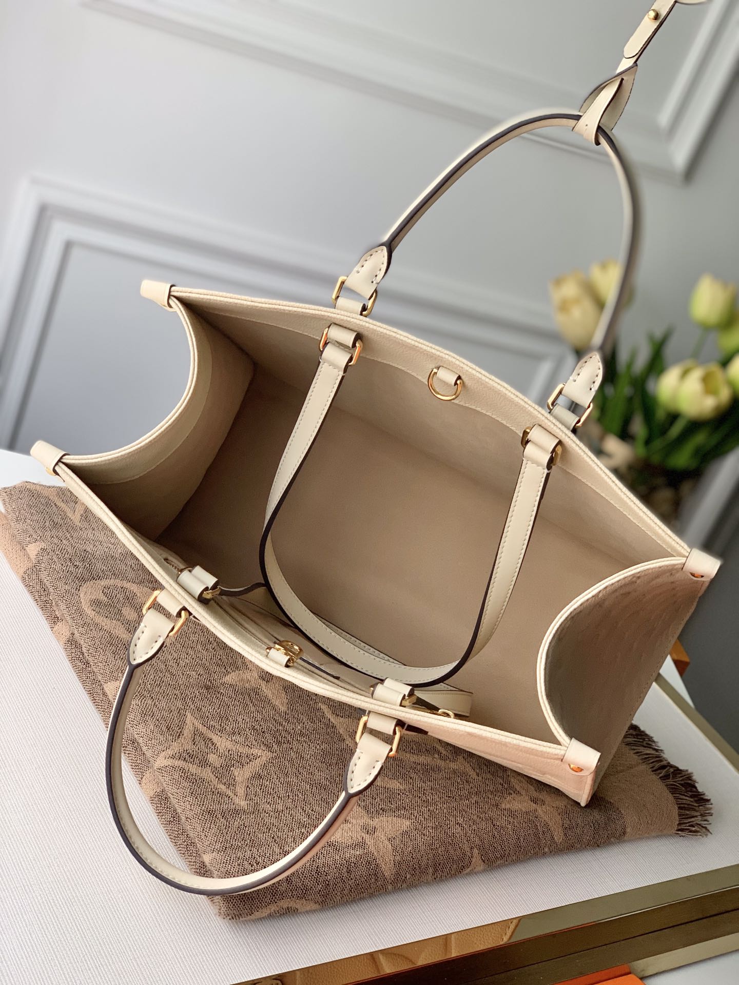 l**is V*t*n small onthego handbag-35*28*15cm