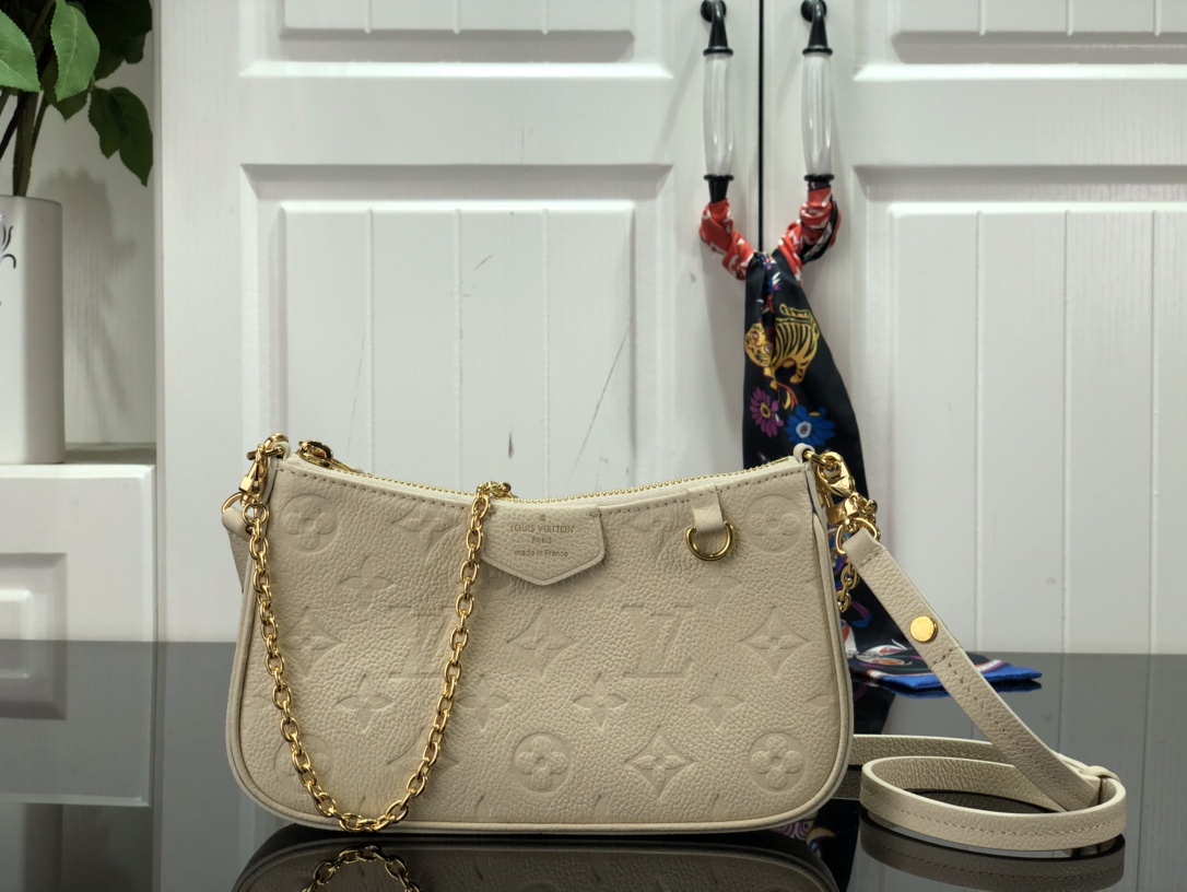 l**is V*t*n easy pouch on strap-19x11.5x3cm