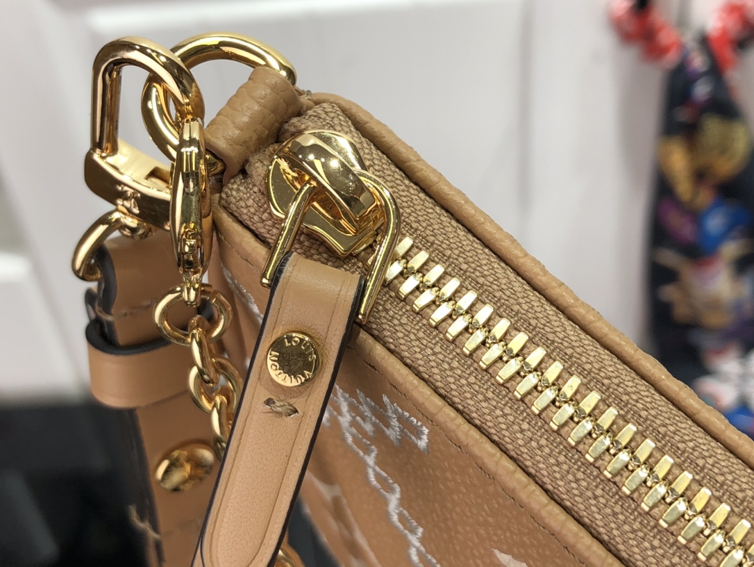 l**is V*t*n easy pouch on strap-19x11.5x3cm