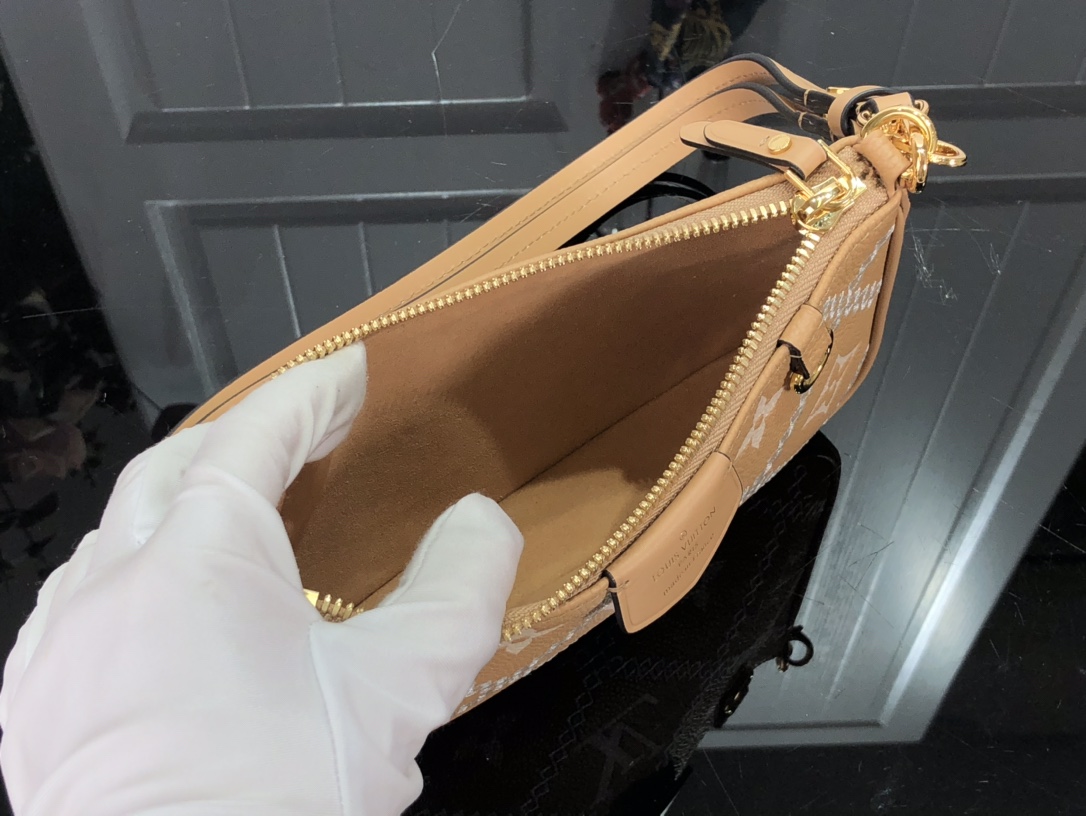 l**is V*t*n easy pouch on strap-19x11.5x3cm