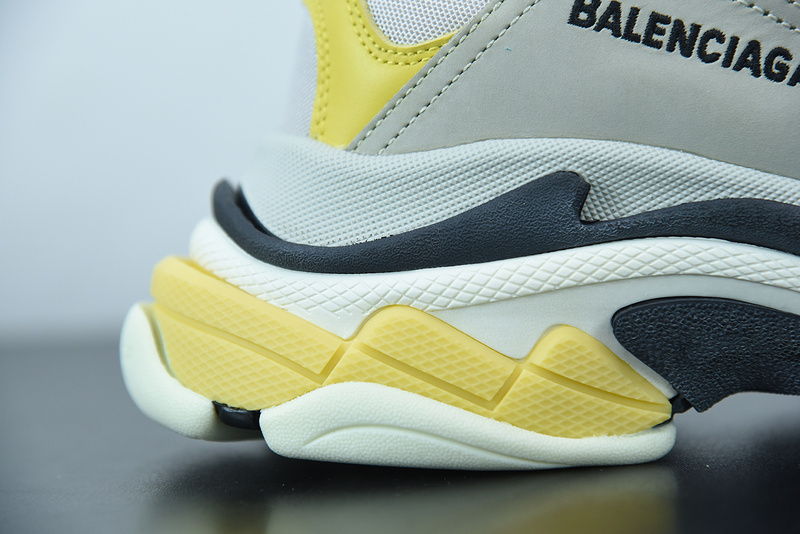 Ba*len*cia*ga triple s