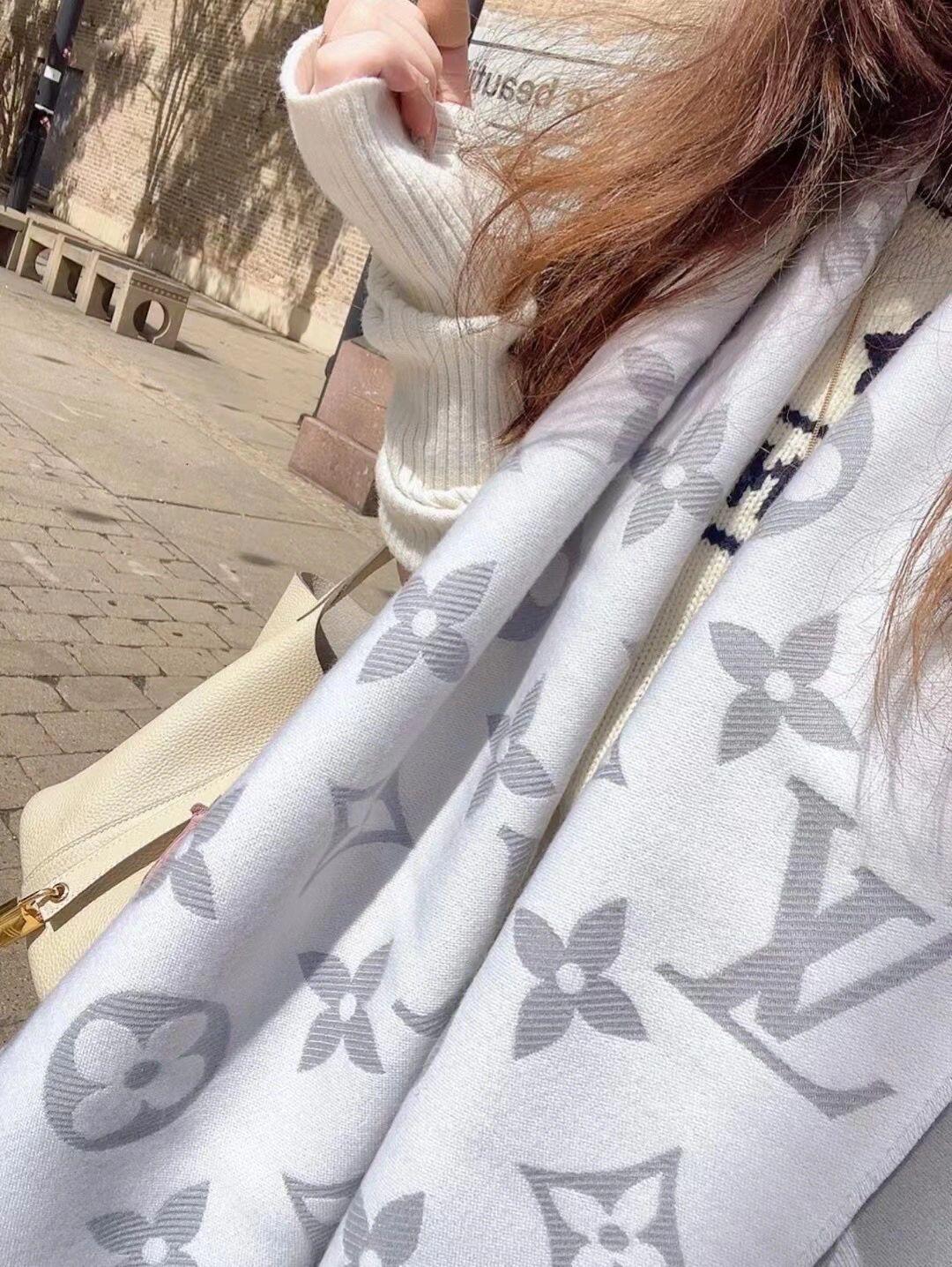 l**is V*t*n scarf