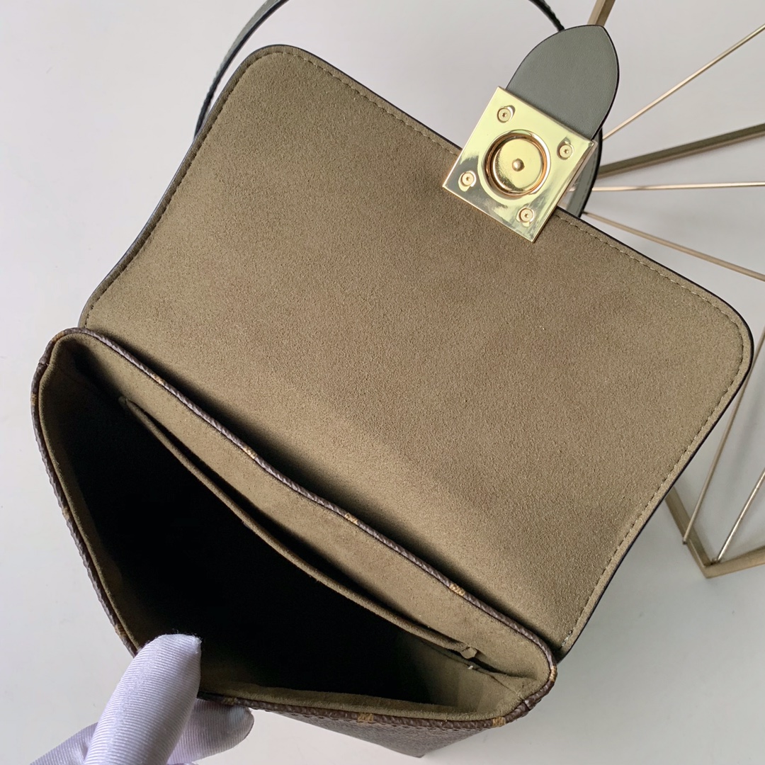 l**is V*t*n locky bb bag -21* 17.0*8cm