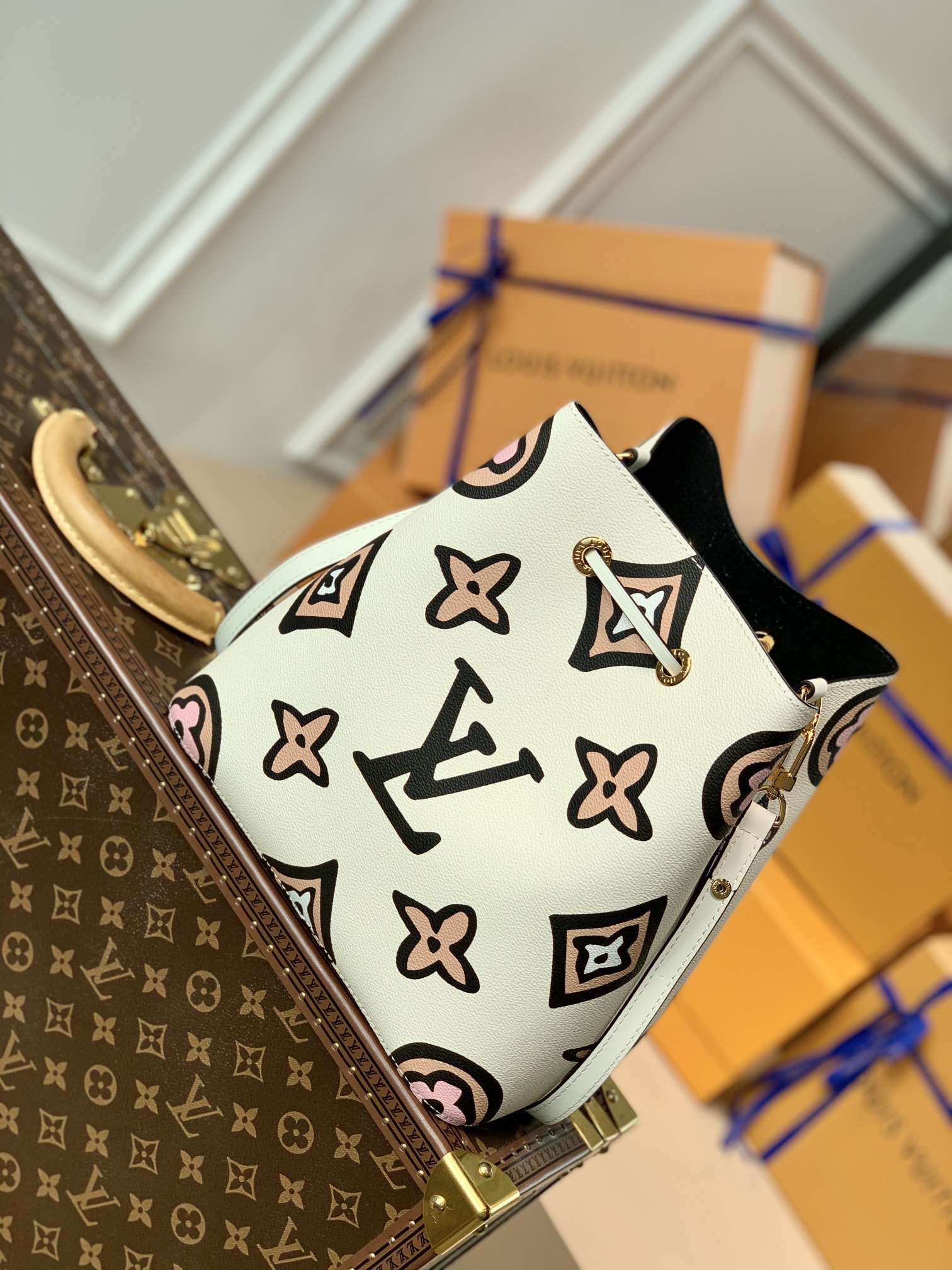 l**is V*t*n wild at heart néonoé bucket bag -26x22x27cm