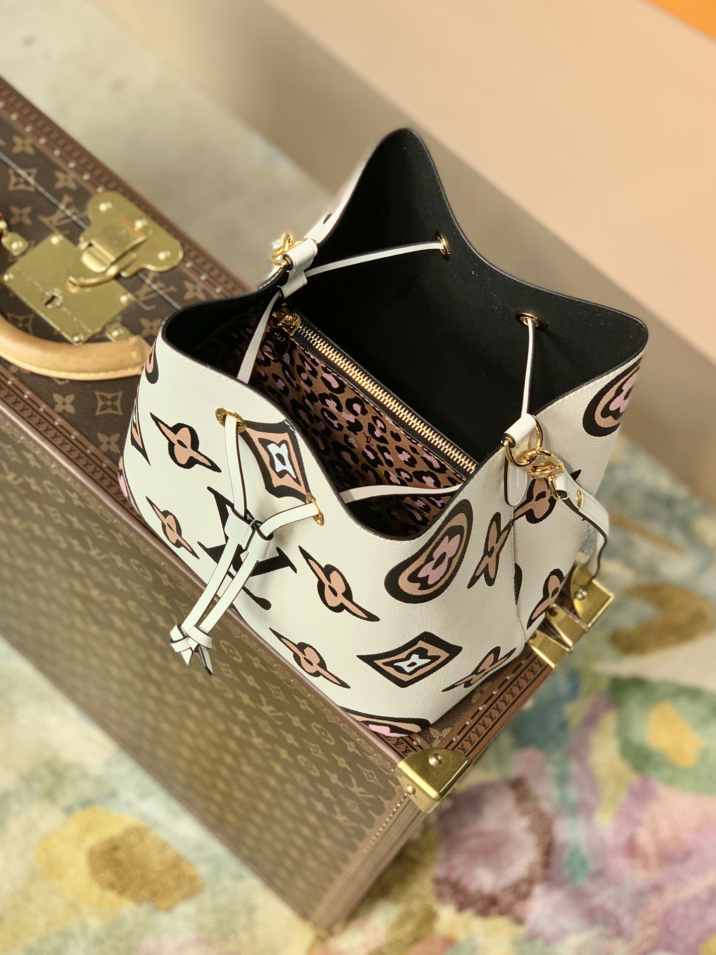 l**is V*t*n wild at heart néonoé bucket bag -26x22x27cm