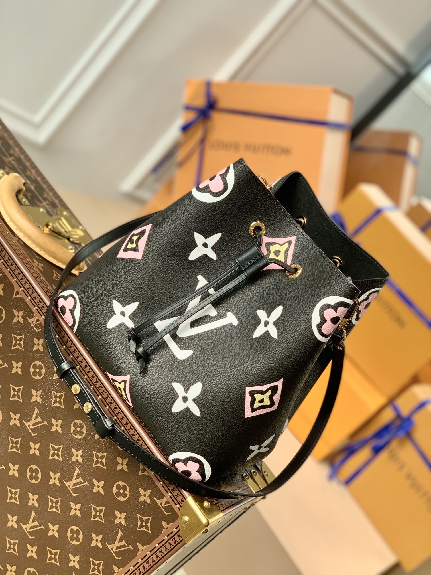l**is V*t*n wild at heart néonoé bucket bag -26x22x27cm