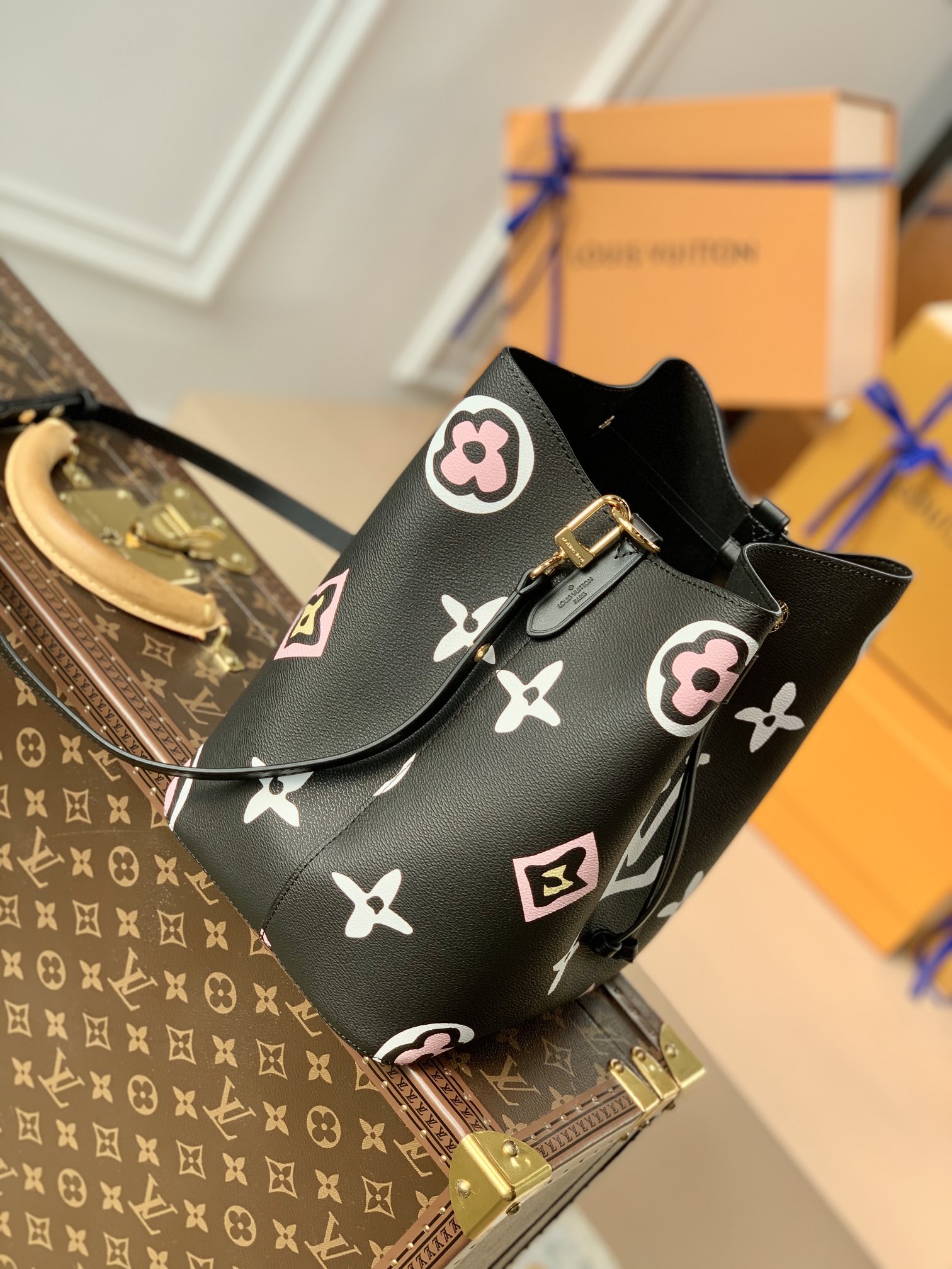 l**is V*t*n wild at heart néonoé bucket bag -26x22x27cm