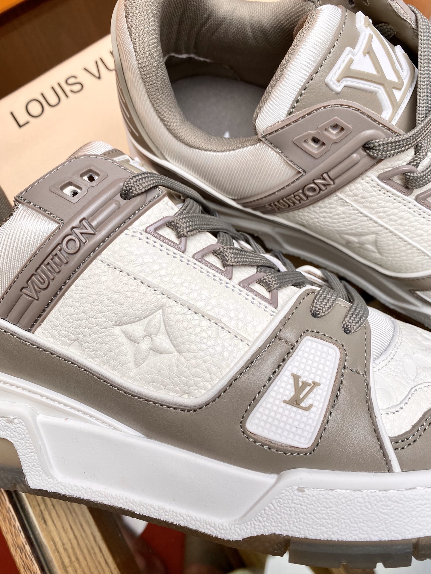 l**is V*t*n sneakers(eu39-eu45)