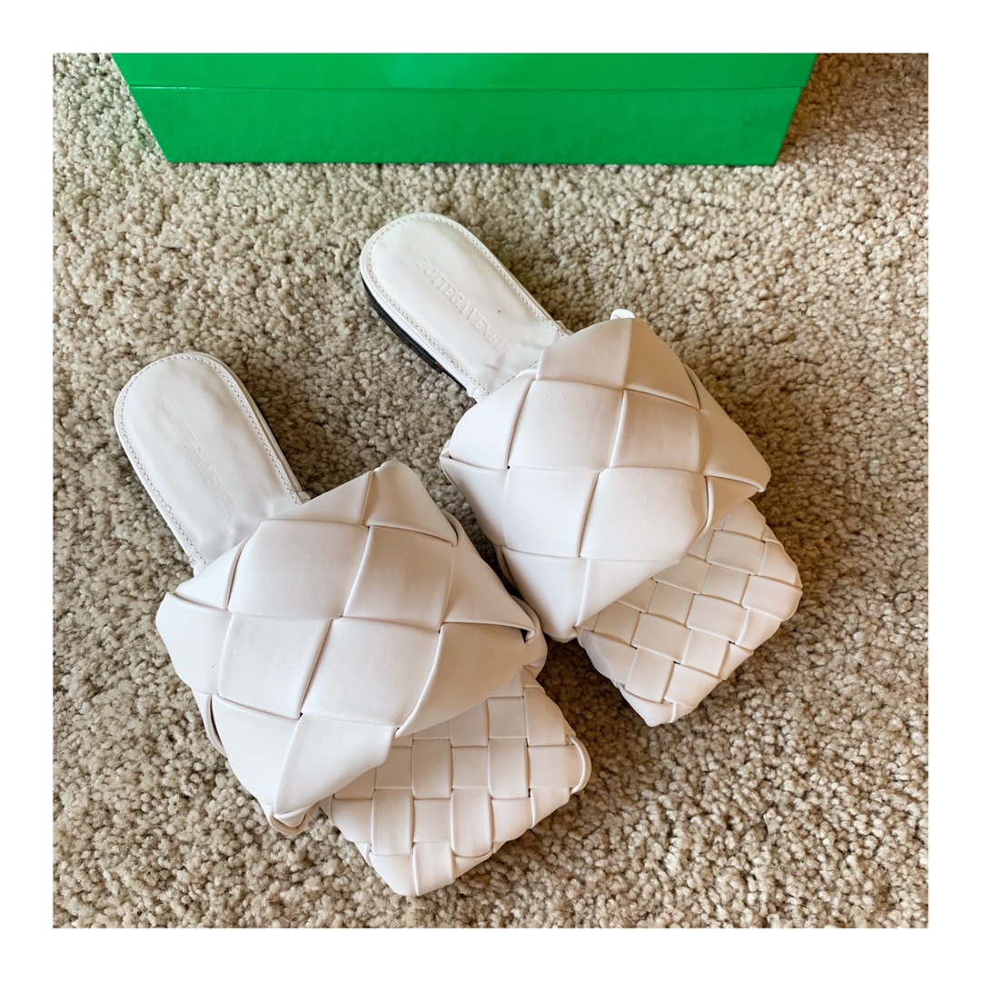 Bo*te*ga ve*ne*ta sandals