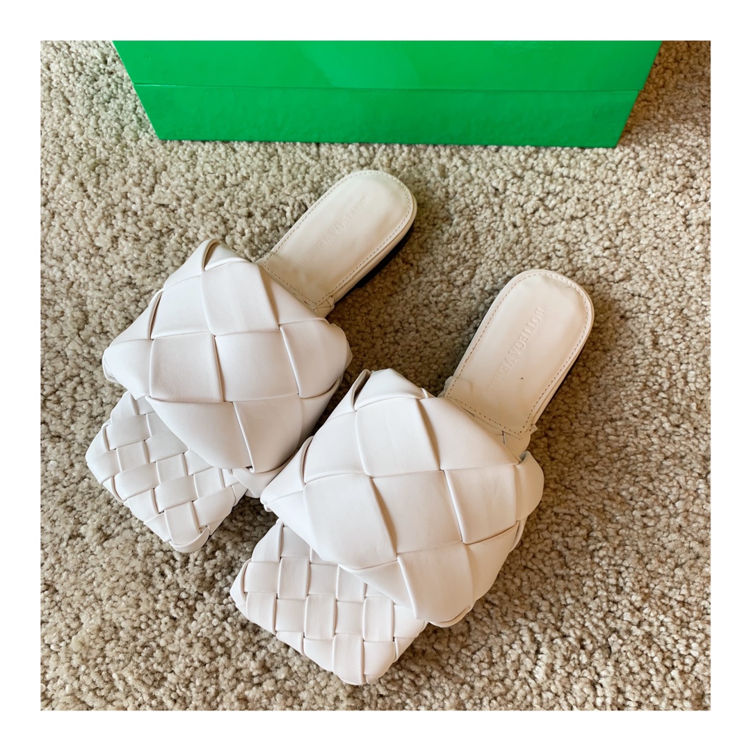 Bo*te*ga ve*ne*ta sandals
