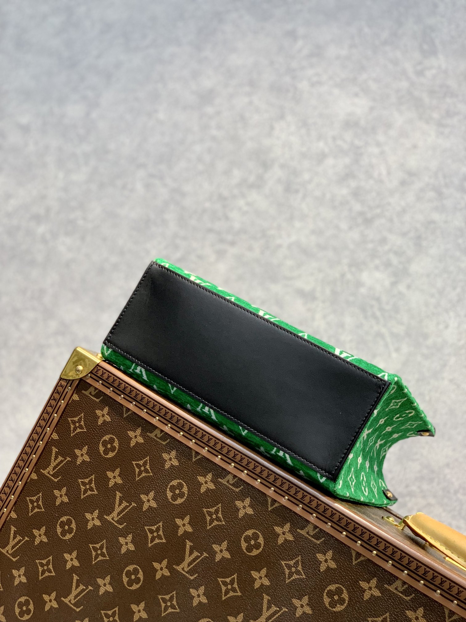 l**is V*t*n onthego handbag-25*19*11.5 cm