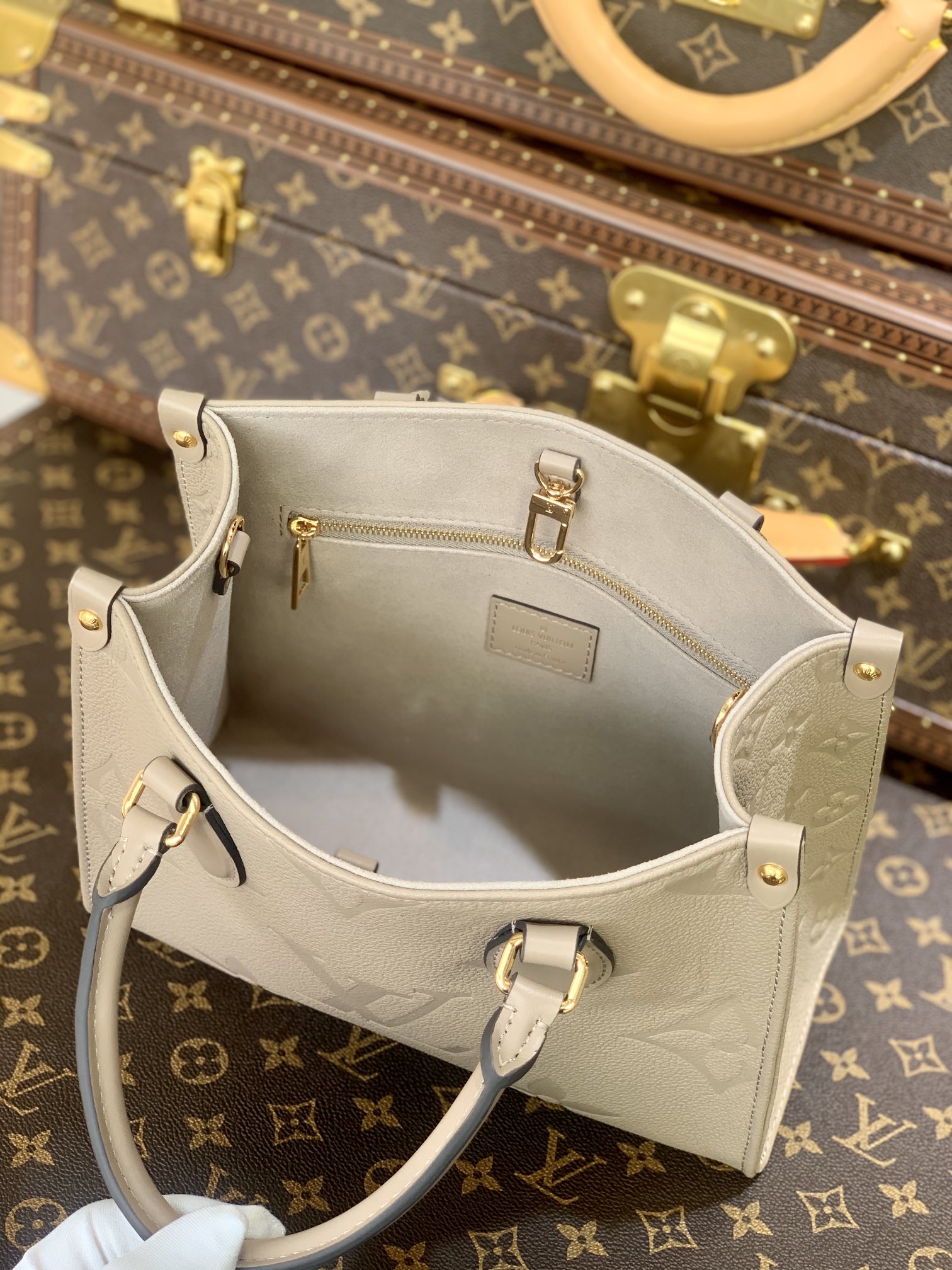 l**is V*t*n onthego handbag-28*11*19cm