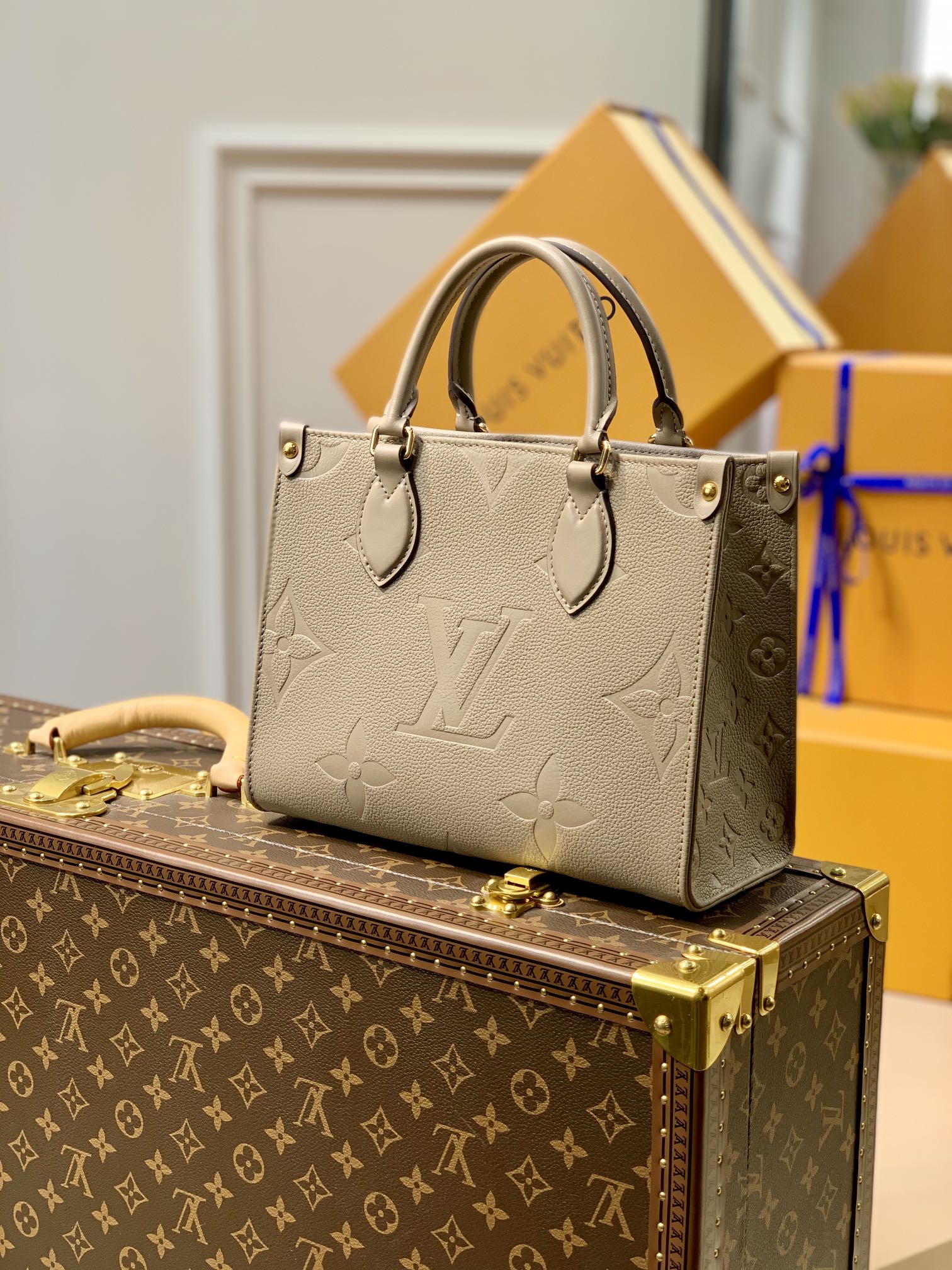 l**is V*t*n onthego handbag-28*11*19cm