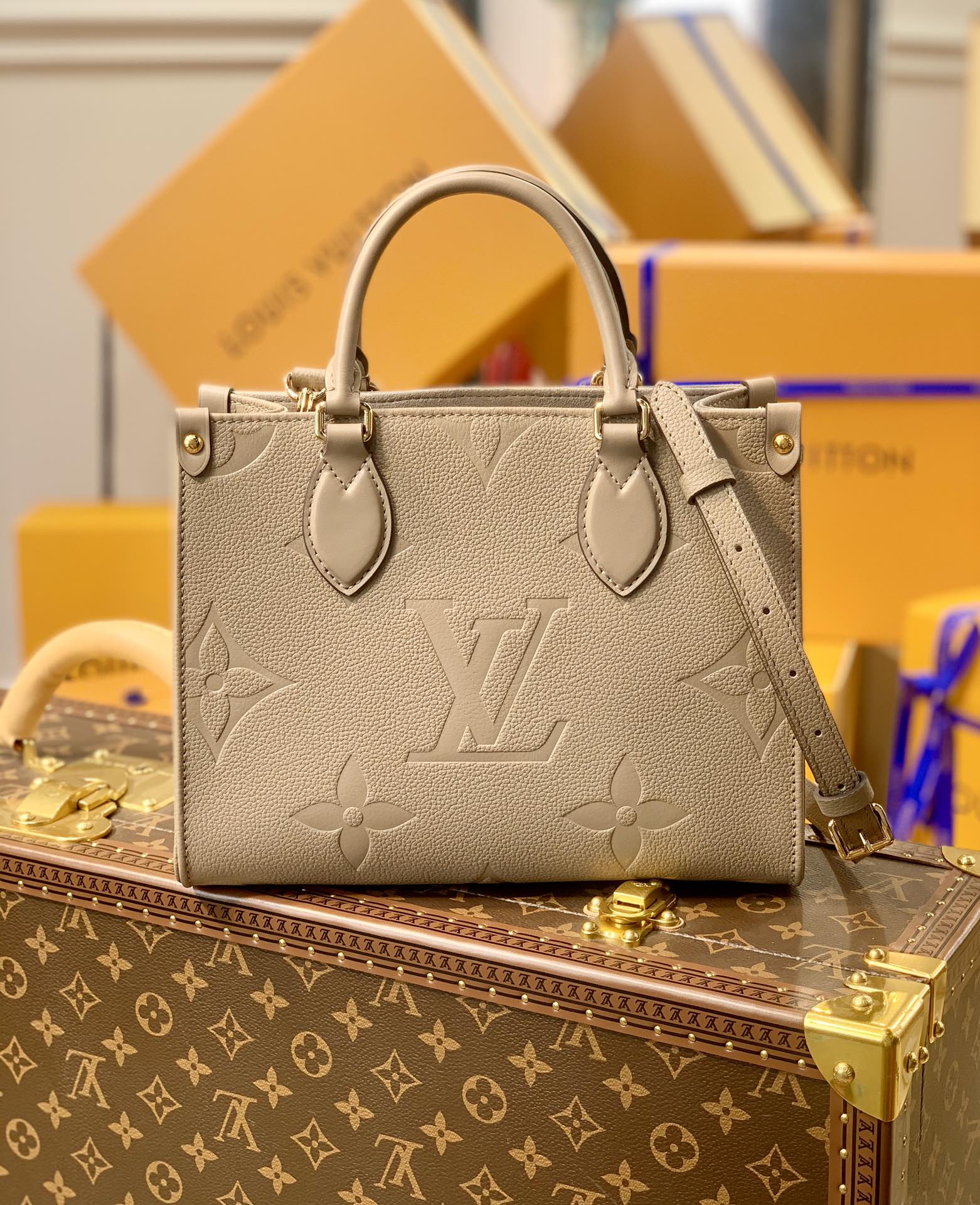 l**is V*t*n onthego handbag-28*11*19cm