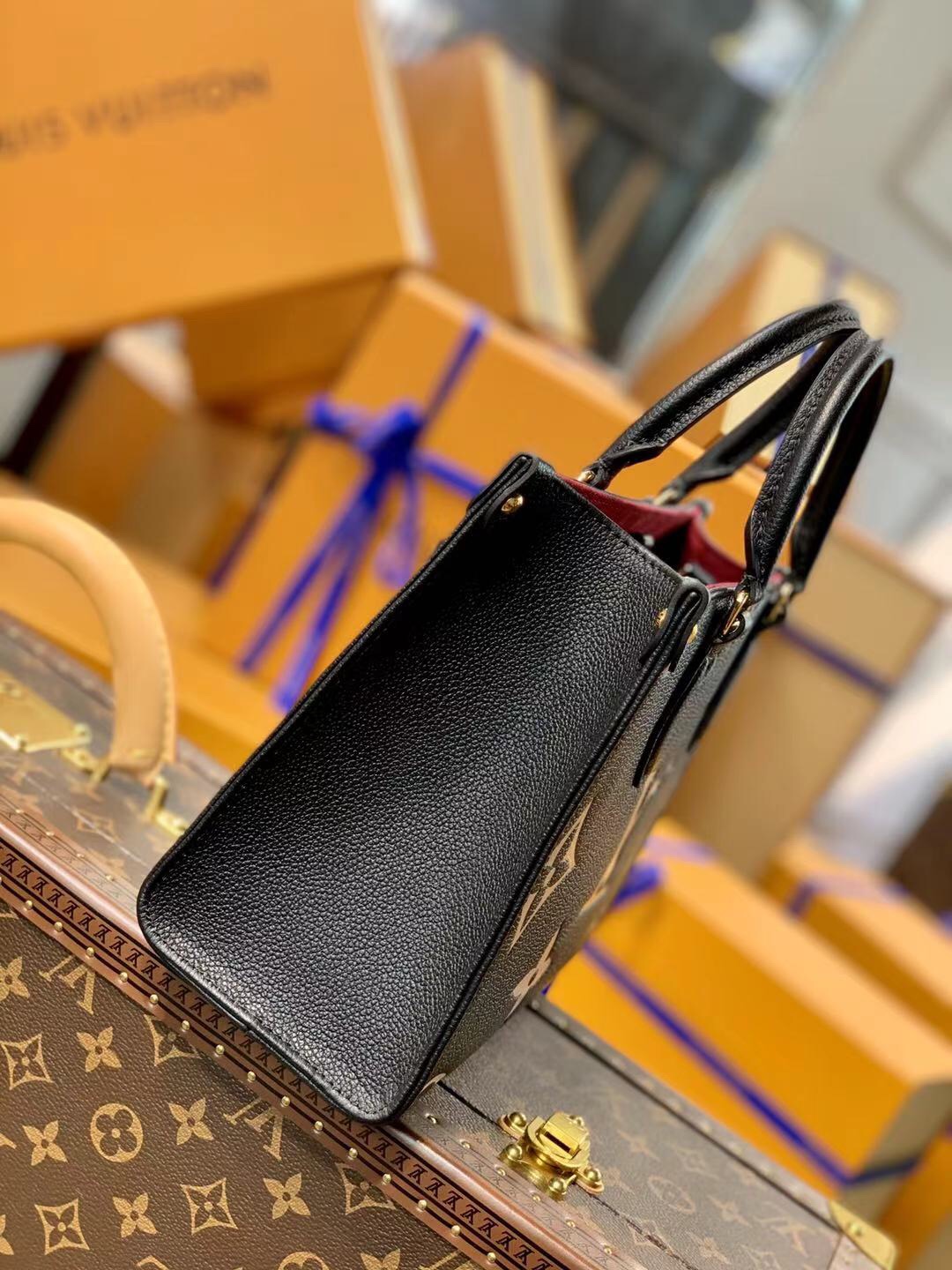 l**is V*t*n onthego handbag-28*11*19cm