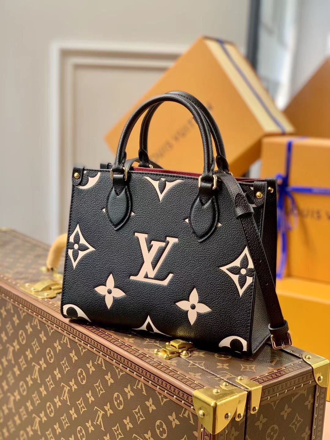 l**is V*t*n onthego handbag-28*11*19cm