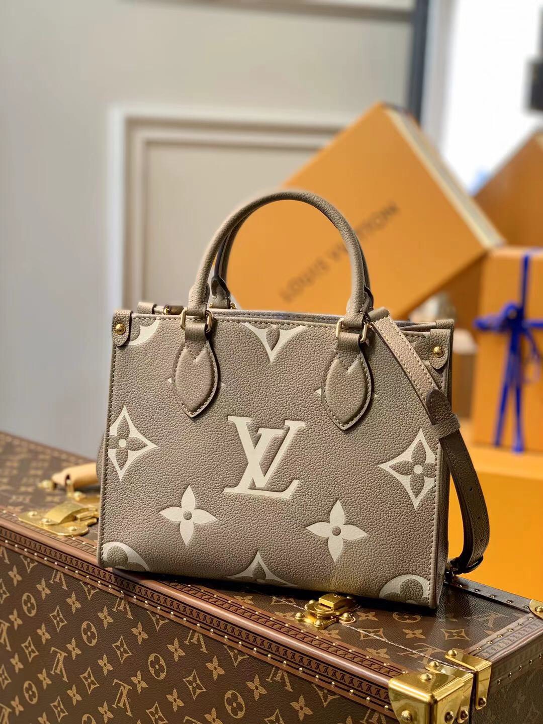 l**is V*t*n onthego handbag-28*11*19cm
