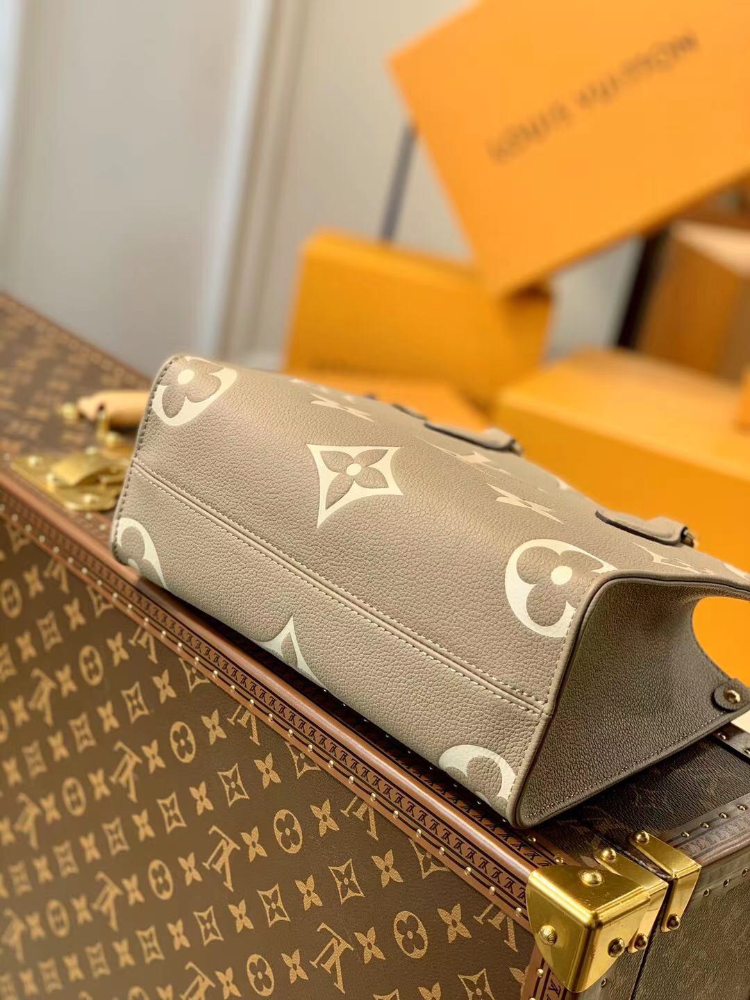 l**is V*t*n onthego handbag-28*11*19cm