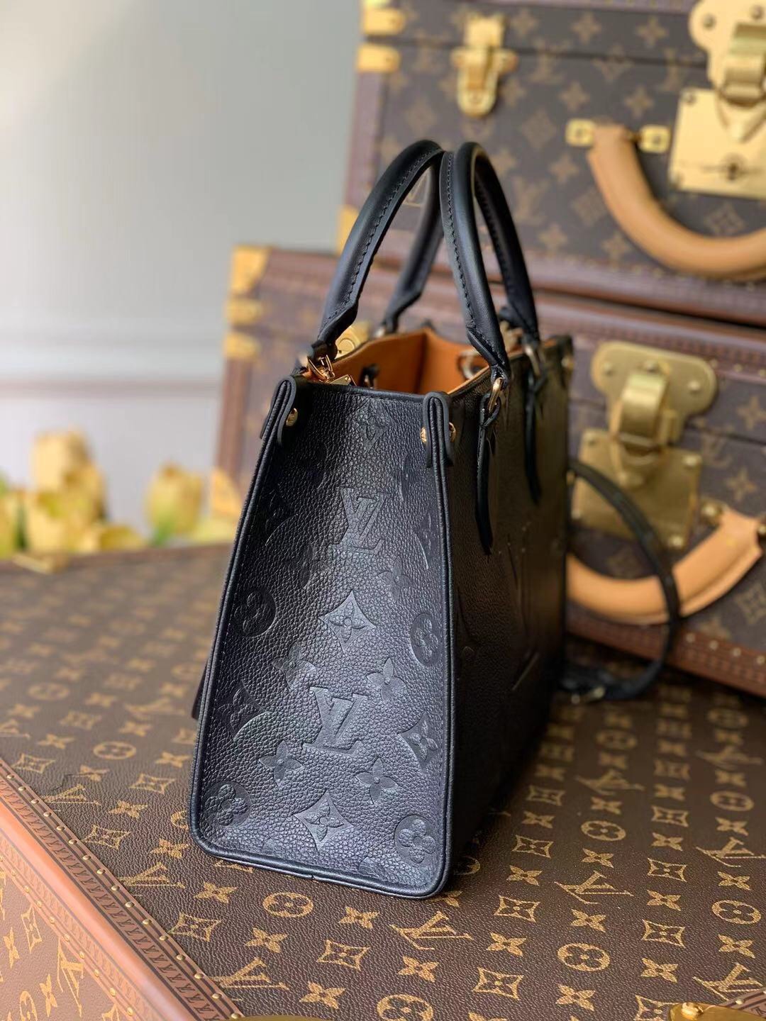 l**is V*t*n onthego handbag-28*11*19cm