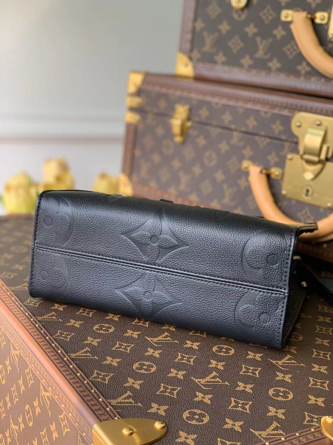 l**is V*t*n onthego handbag-28*11*19cm