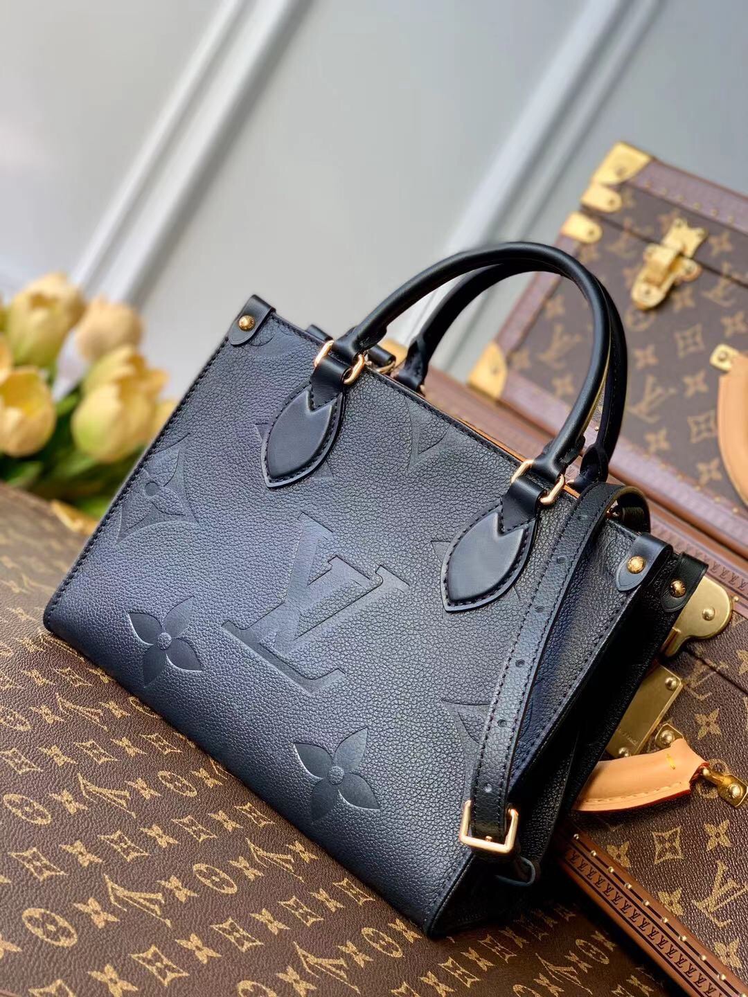 l**is V*t*n onthego handbag-28*11*19cm