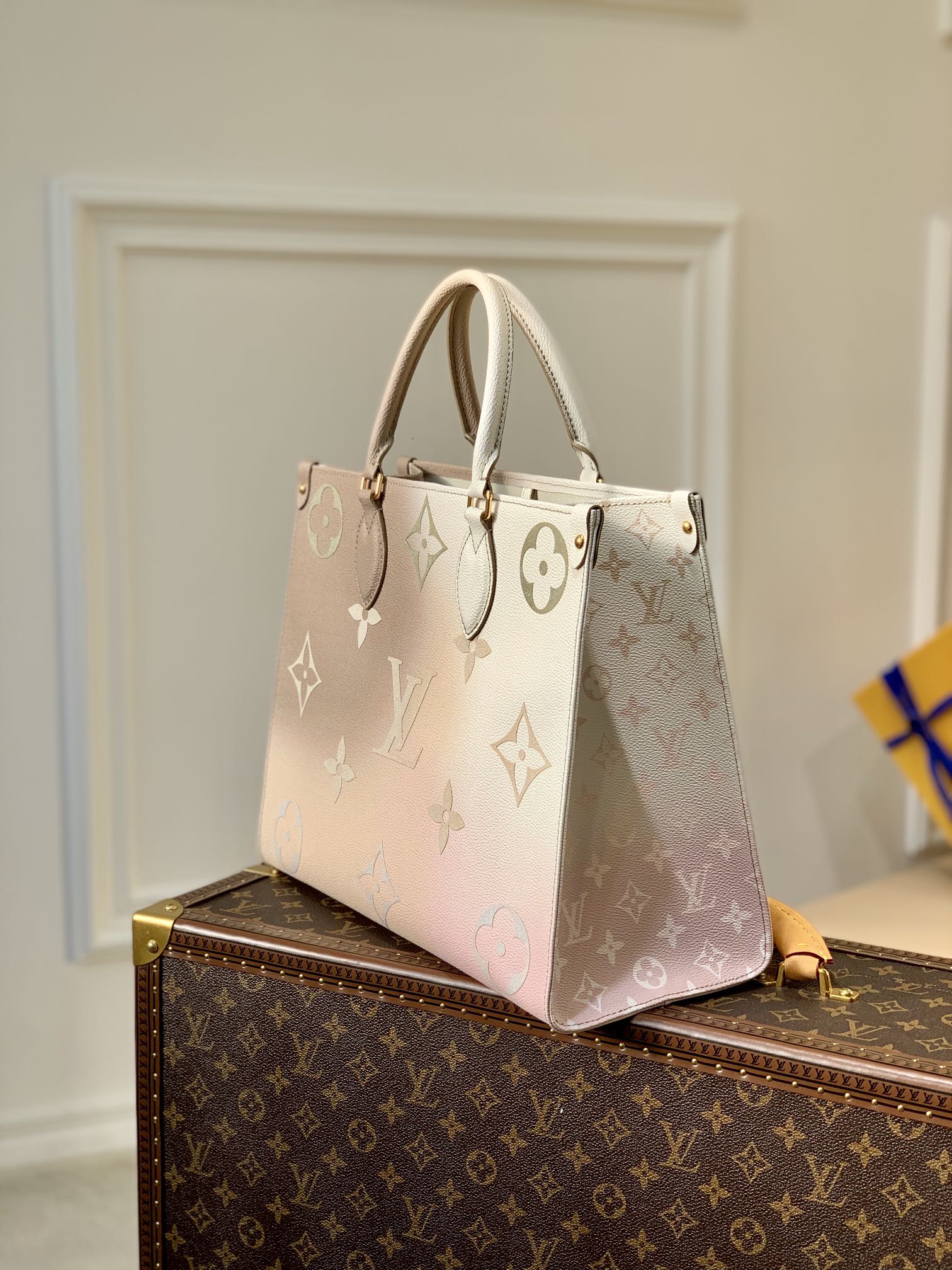 l**is V*t*n onthego handbag-25*19*11.5 cm