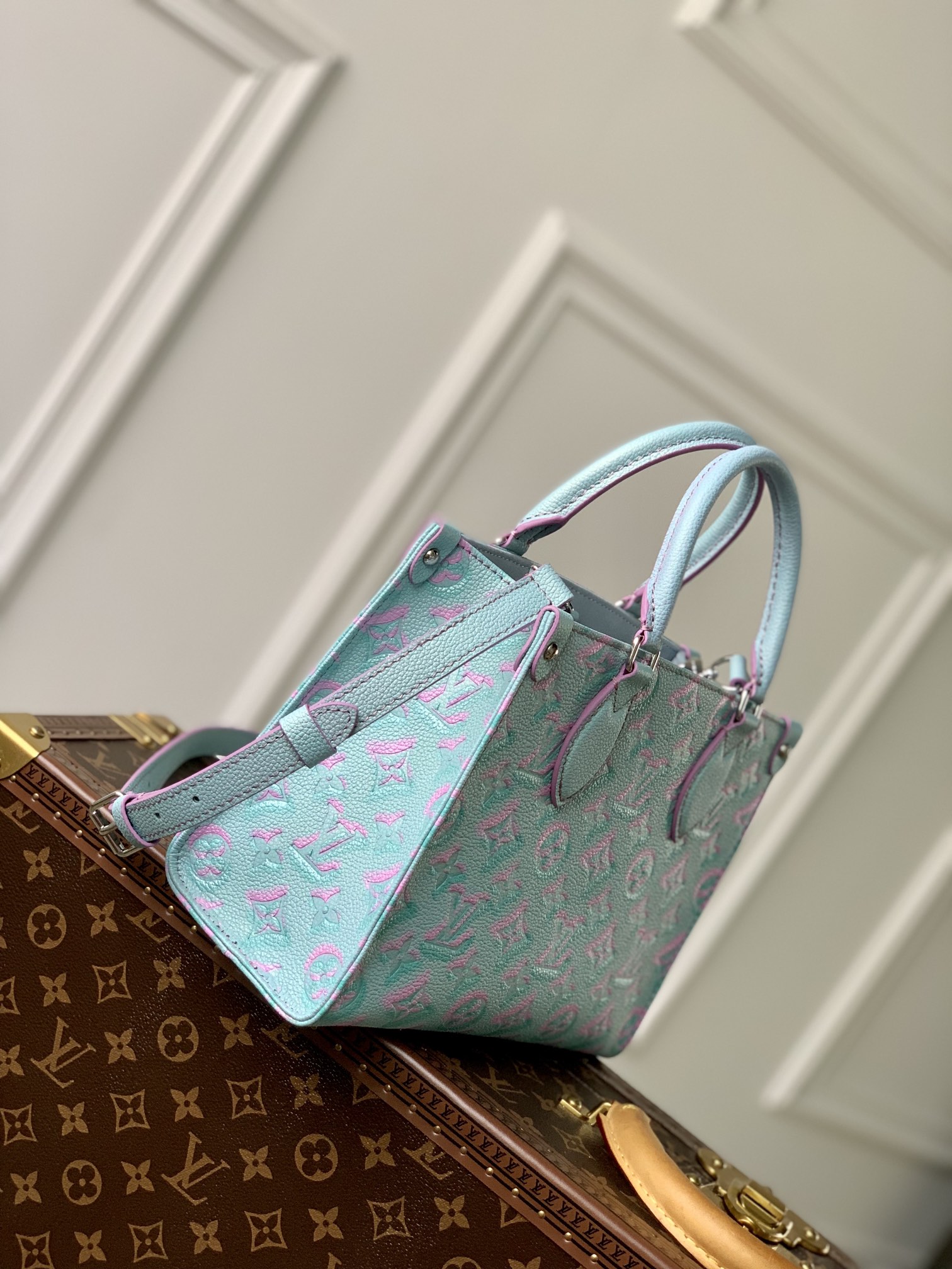 l**is V*t*n onthego handbag-25*19*11.5 cm