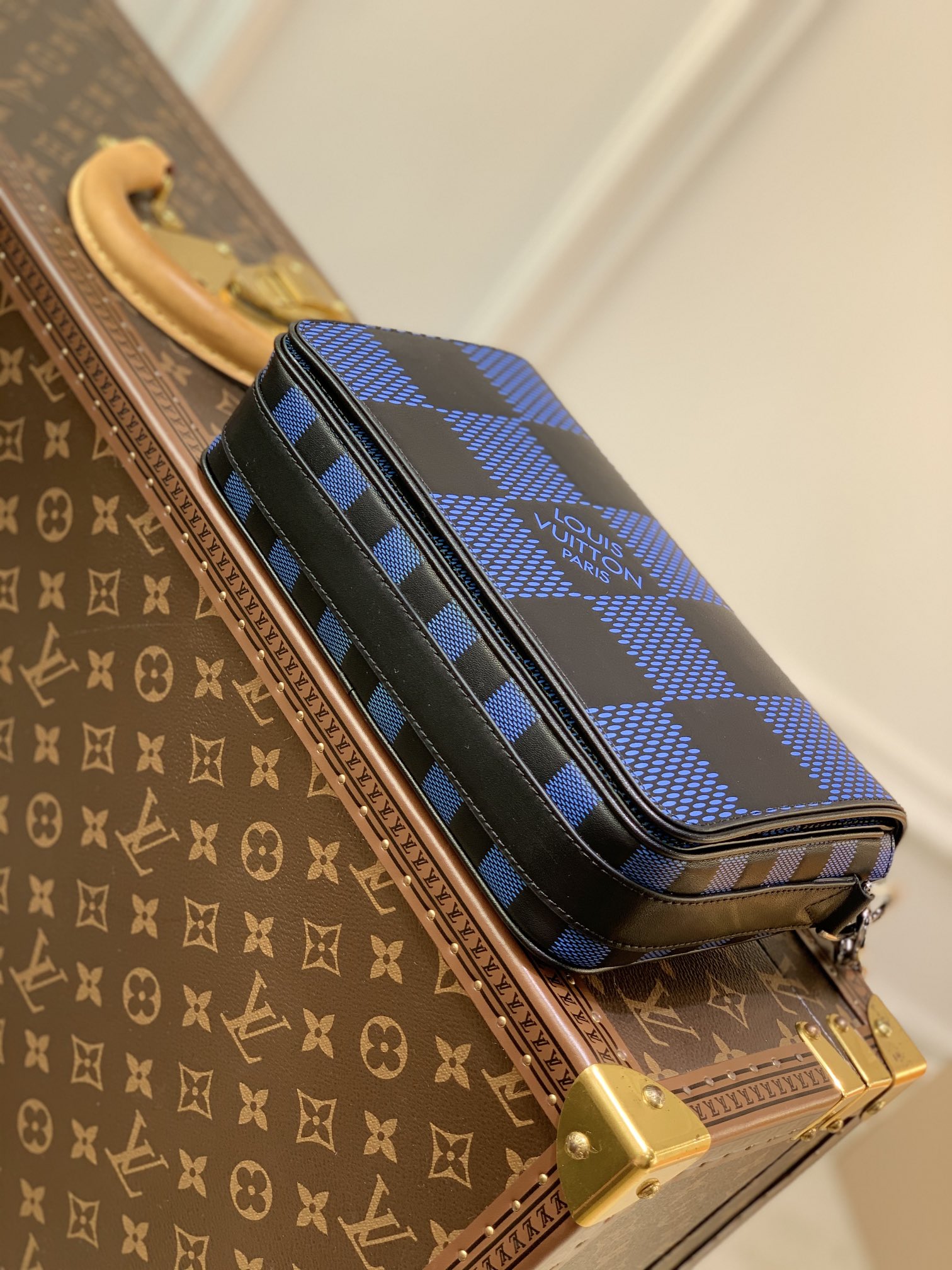 l**is V*t*n studio messenger bag-23.5* 14*5 cm