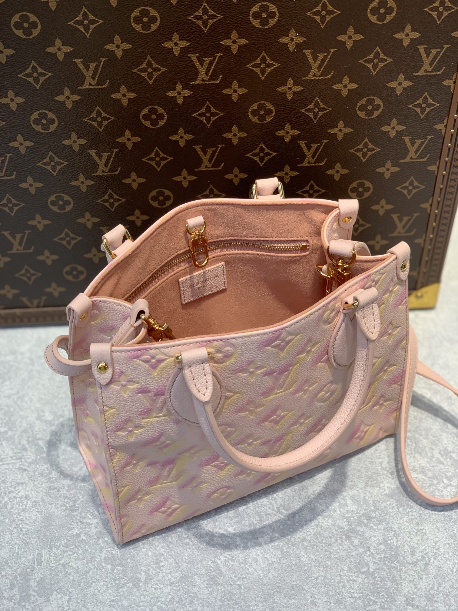 l**is V*t*n onthego handbag-25*19*11.5 cm