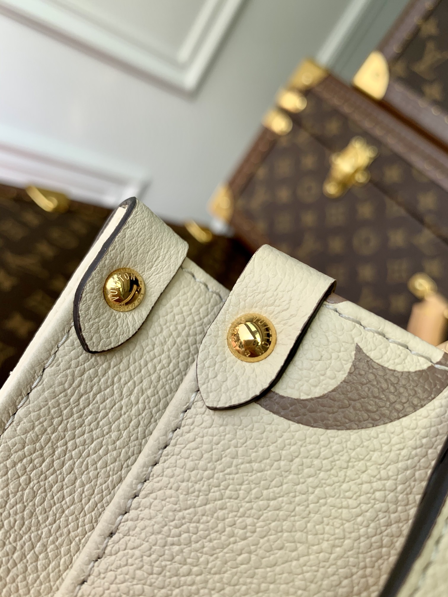 l**is V*t*n onthego handbag-28*11*19cm
