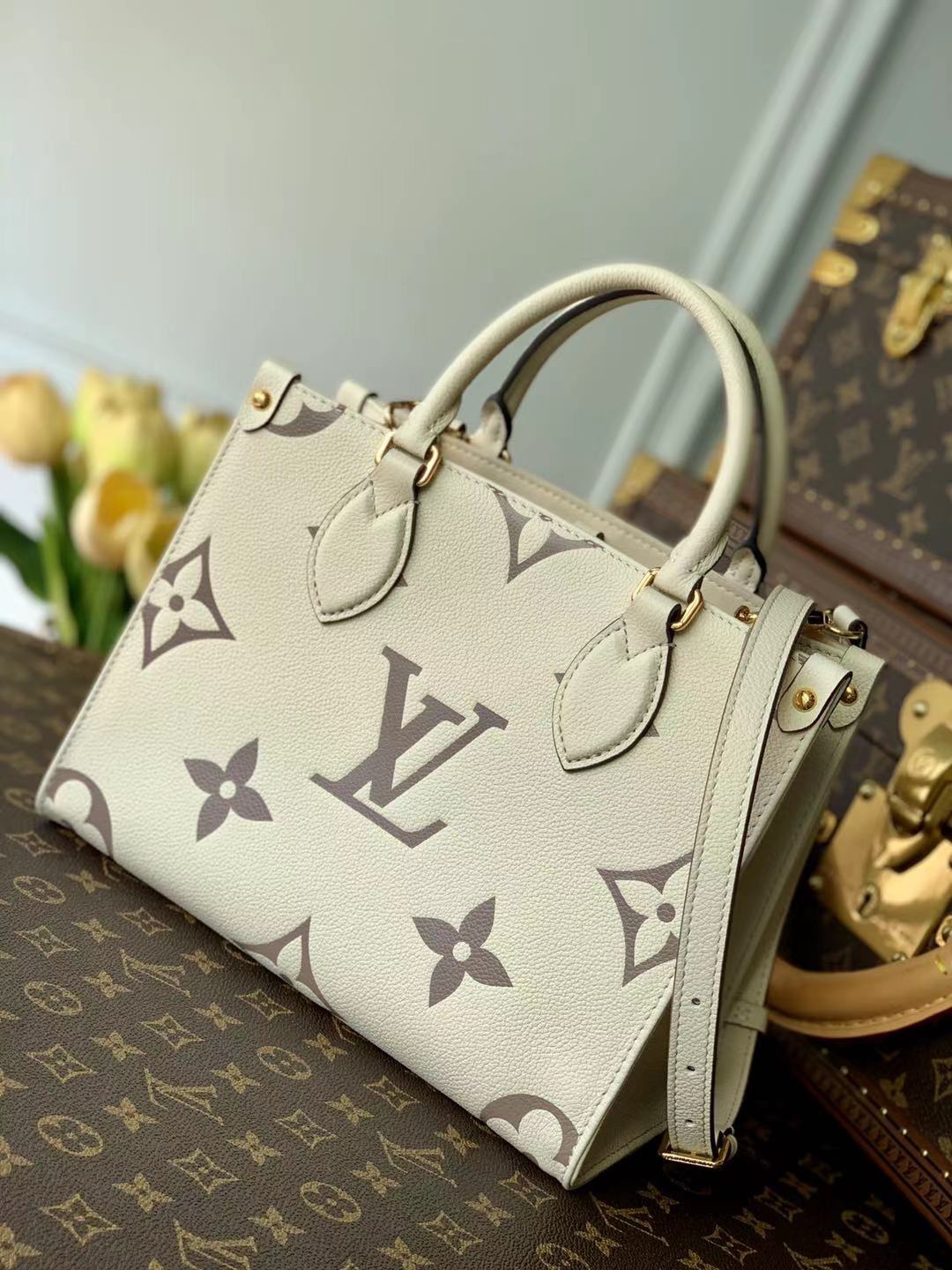 l**is V*t*n onthego handbag-28*11*19cm