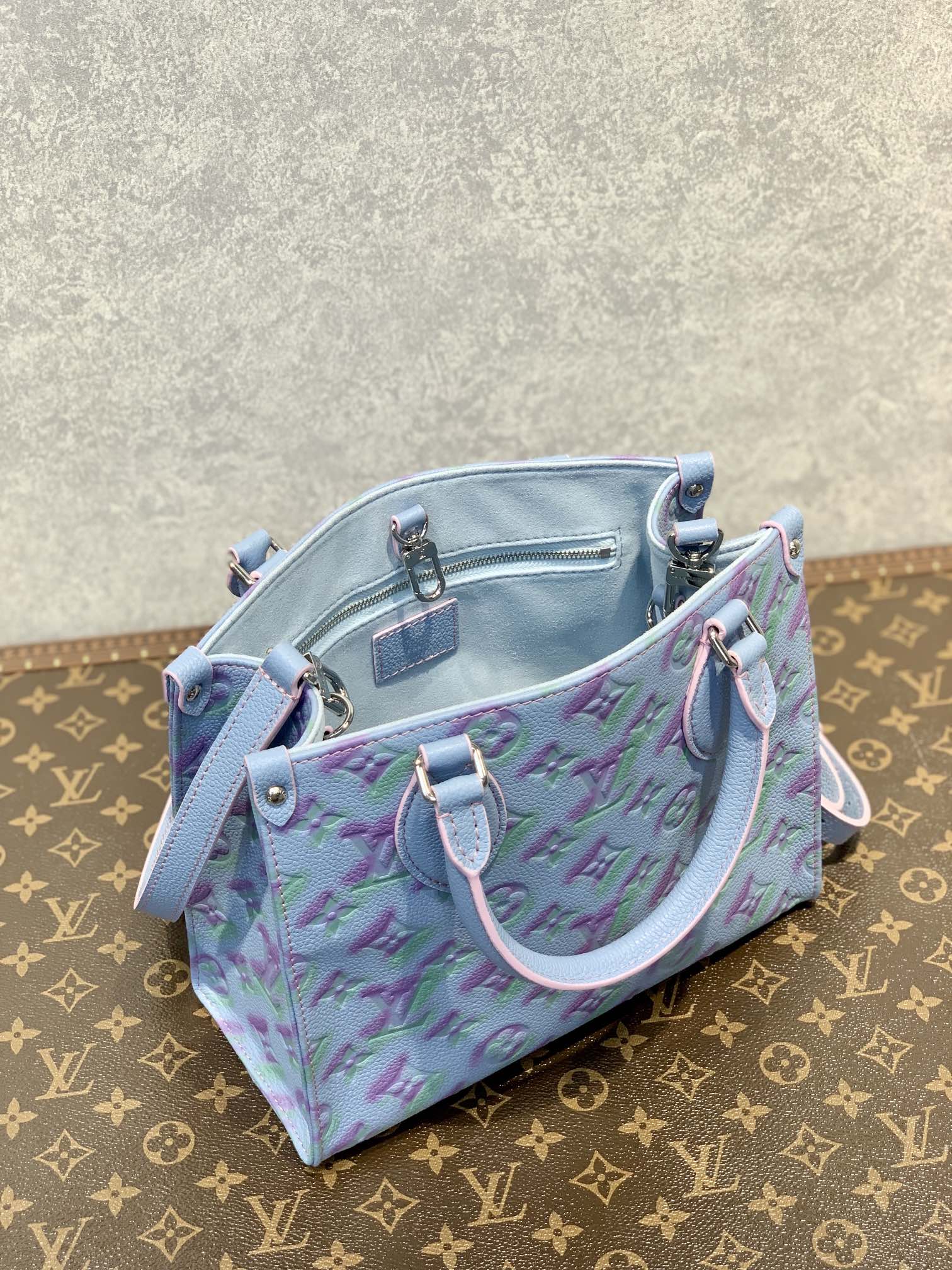 l**is V*t*n onthego handbag-25*19*11.5 cm