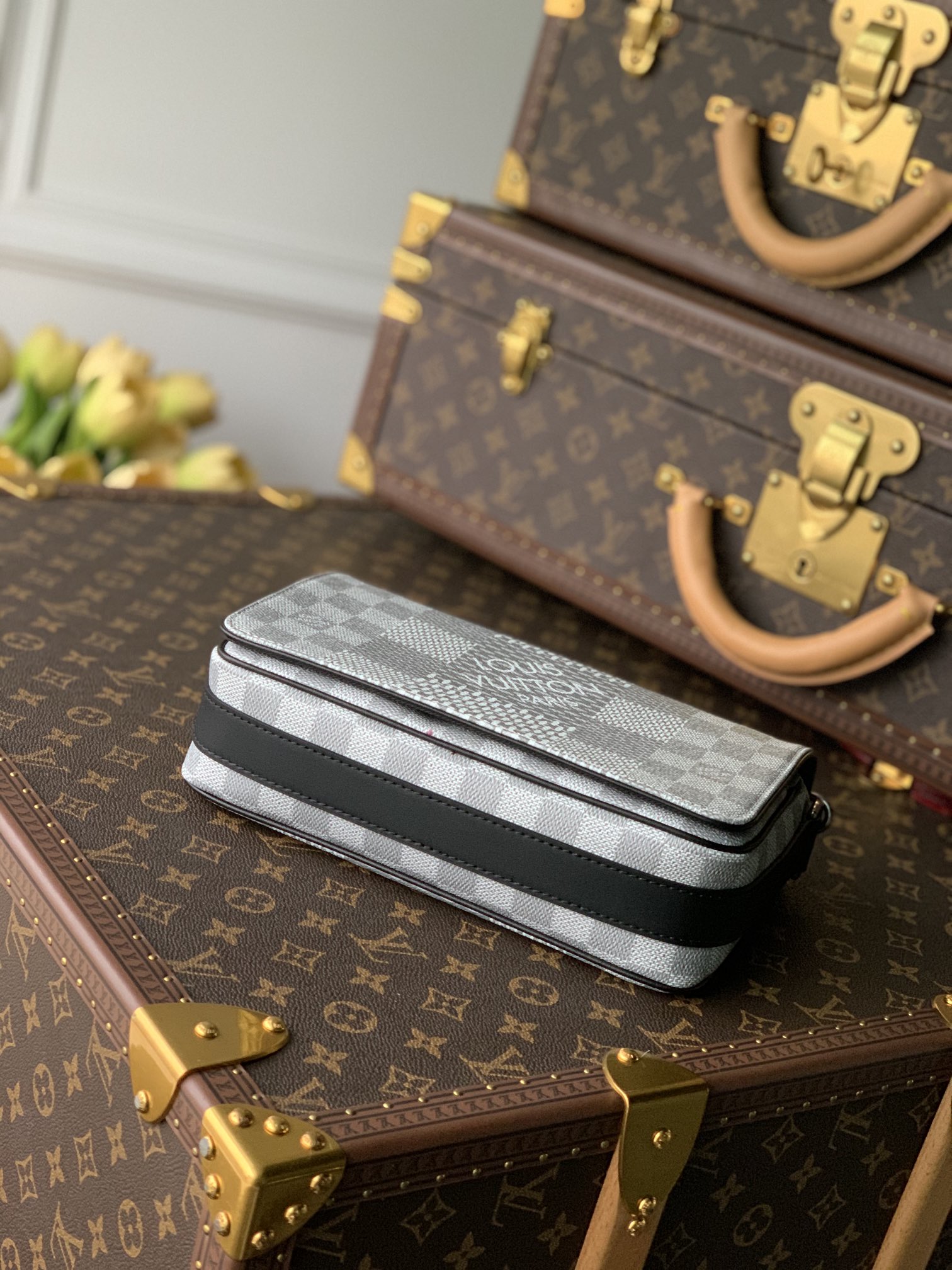 l**is V*t*n studio messenger bag-23.5* 14*5 cm