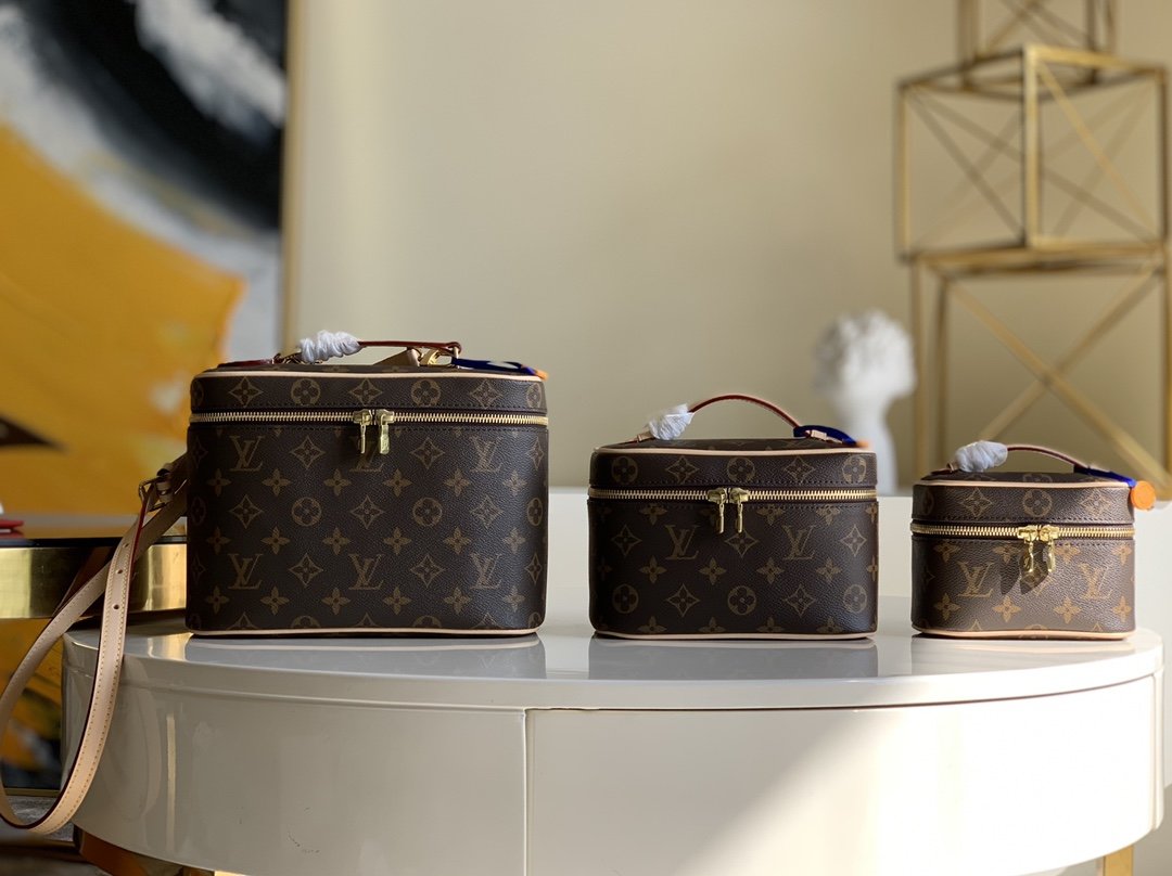 l**is V*t*n cosmetic bag