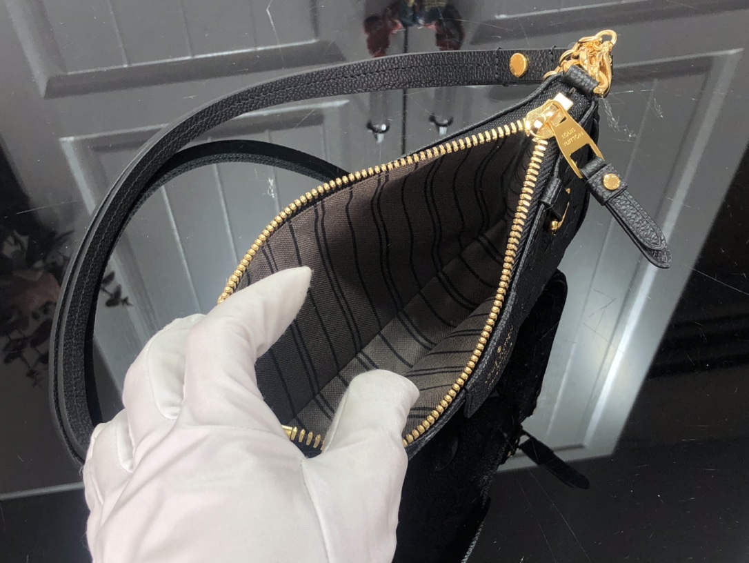 l**is V*t*n easy pouch on strap-19x11.5x3cm