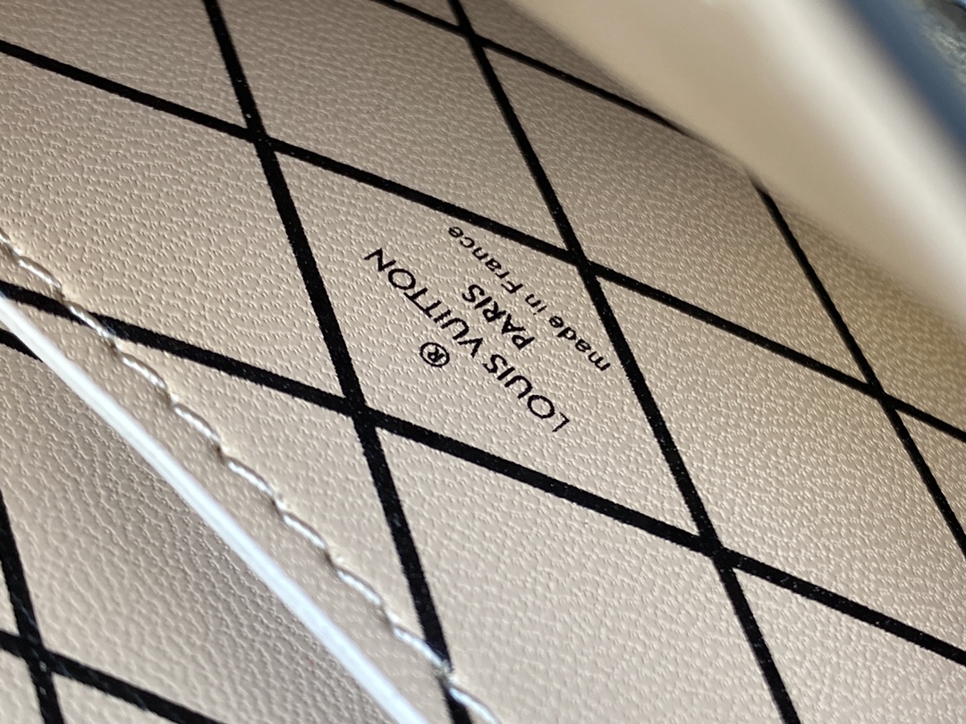 l**is V*t*n trunk vertical-11*17.5*3.5cm