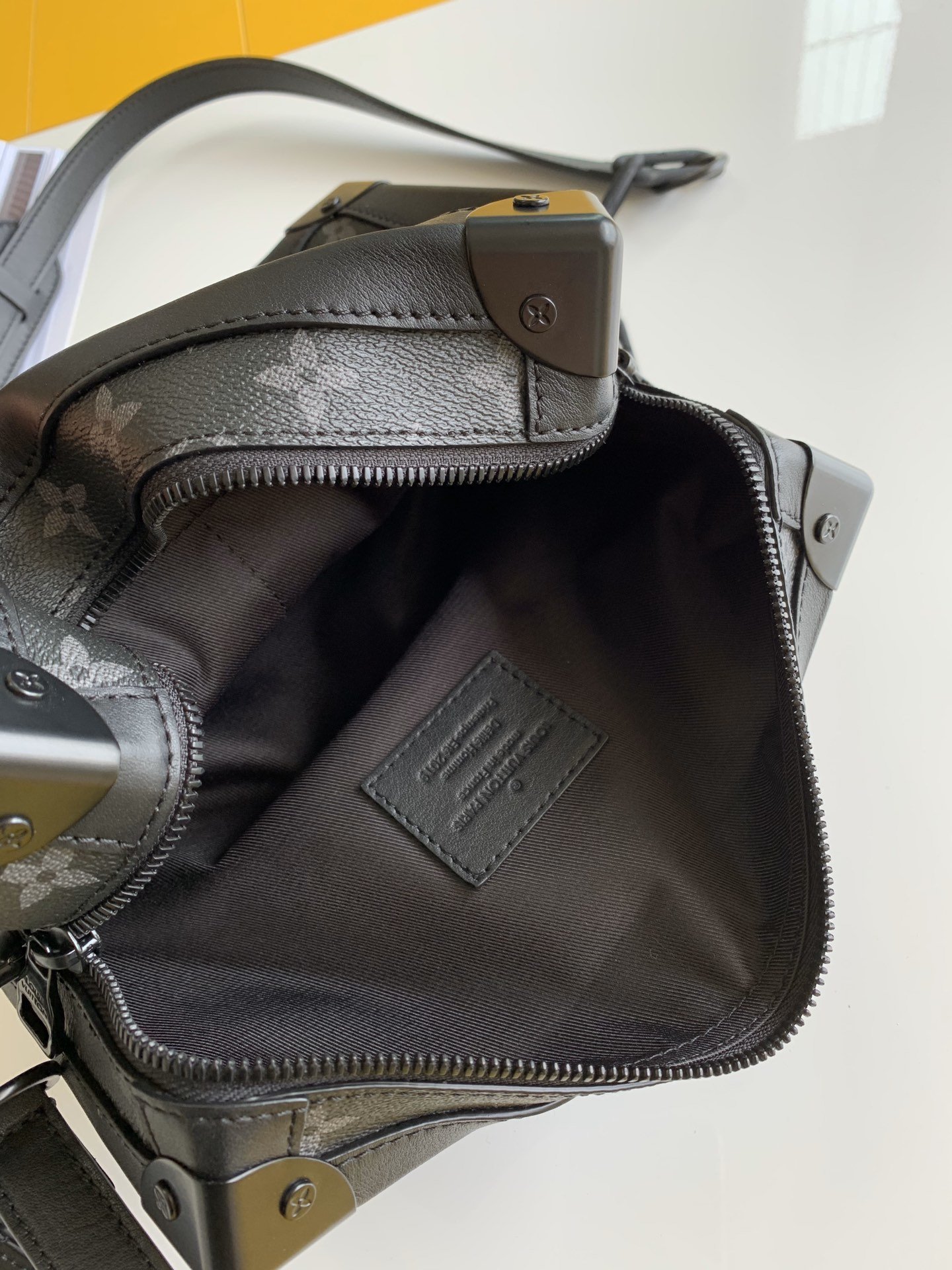 l**is V*t*n soft trunk-25x17x9.5m